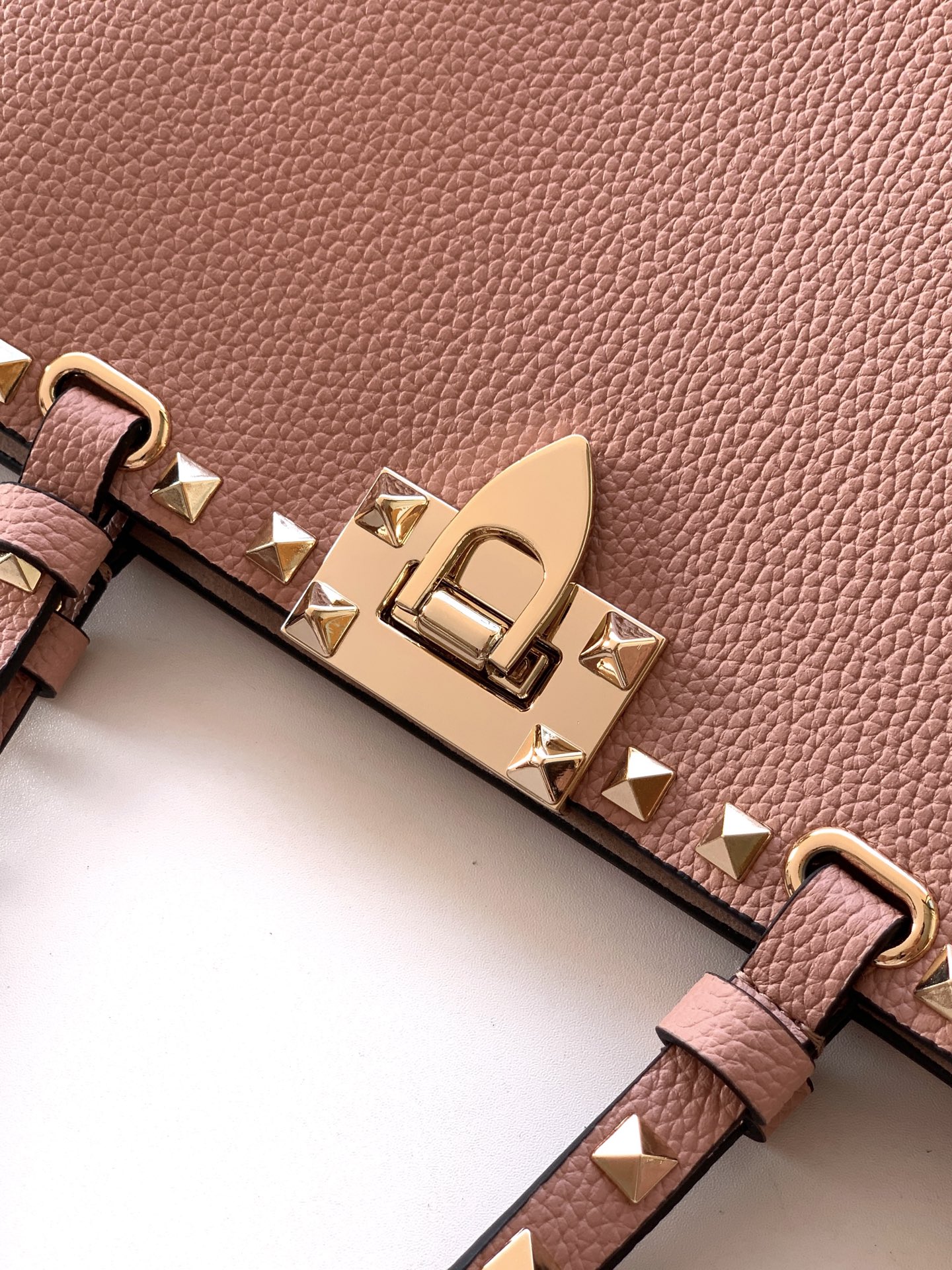 🆕🆕✨o Garavani小牛皮托特包，饰有标志性的Rockstud装饰，卷顶铆钉手柄。 - 可肩背亦可