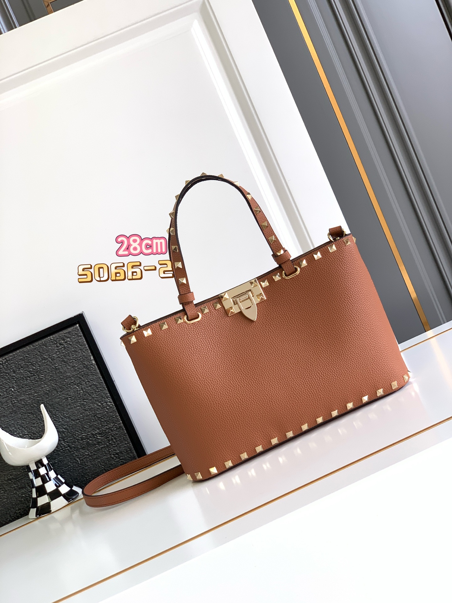 🆕🆕✨o Garavani小牛皮托特包，饰有标志性的Rockstud装饰，卷顶铆钉手柄。 - 可肩背亦可