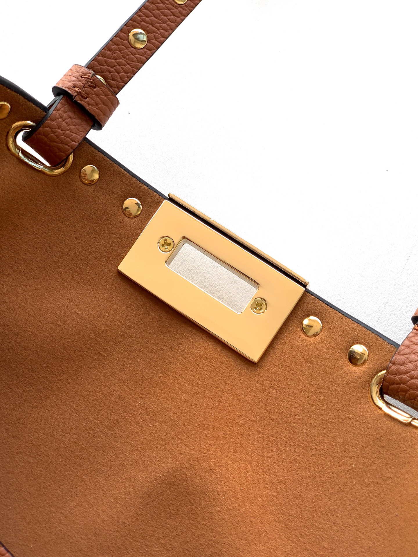 🆕🆕✨o Garavani小牛皮托特包，饰有标志性的Rockstud装饰，卷顶铆钉手柄。 - 可肩背亦可