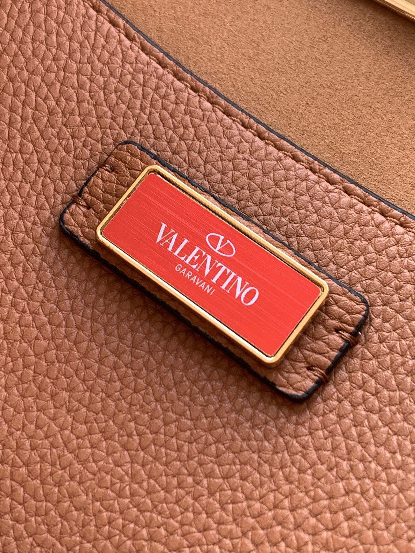 🆕🆕✨o Garavani小牛皮托特包，饰有标志性的Rockstud装饰，卷顶铆钉手柄。 - 可肩背亦可