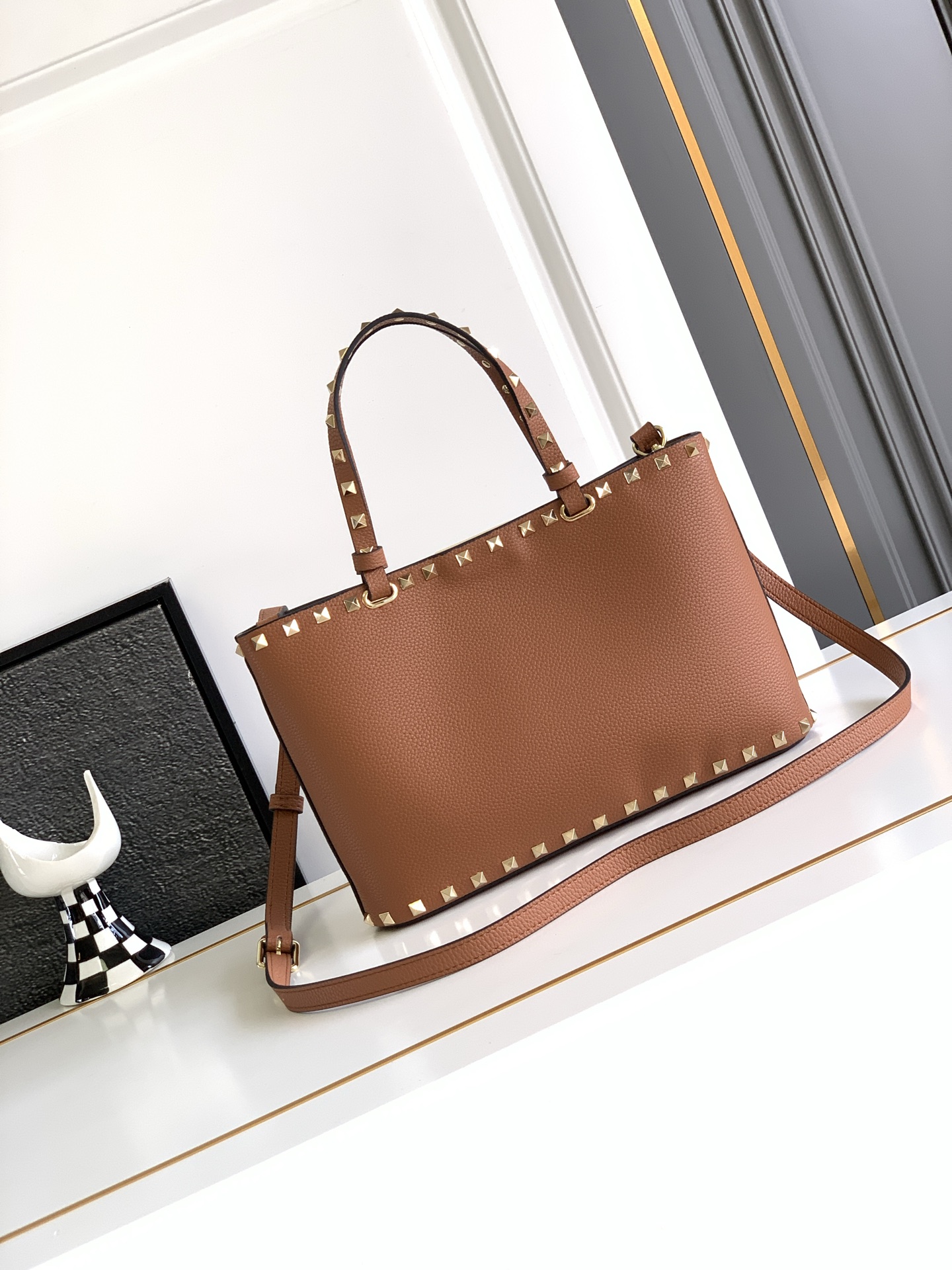 🆕🆕✨o Garavani小牛皮托特包，饰有标志性的Rockstud装饰，卷顶铆钉手柄。 - 可肩背亦可