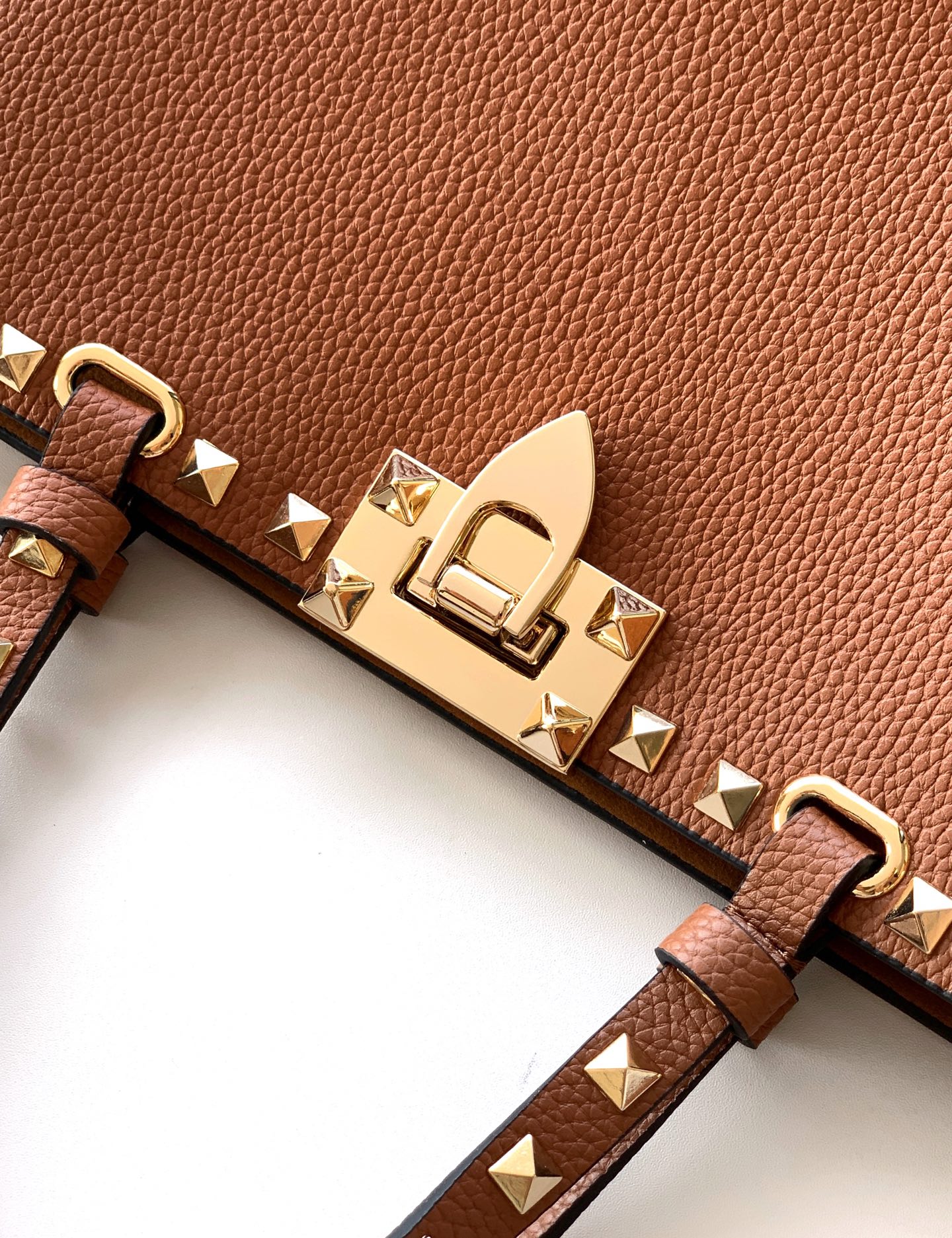 🆕🆕✨o Garavani小牛皮托特包，饰有标志性的Rockstud装饰，卷顶铆钉手柄。 - 可肩背亦可