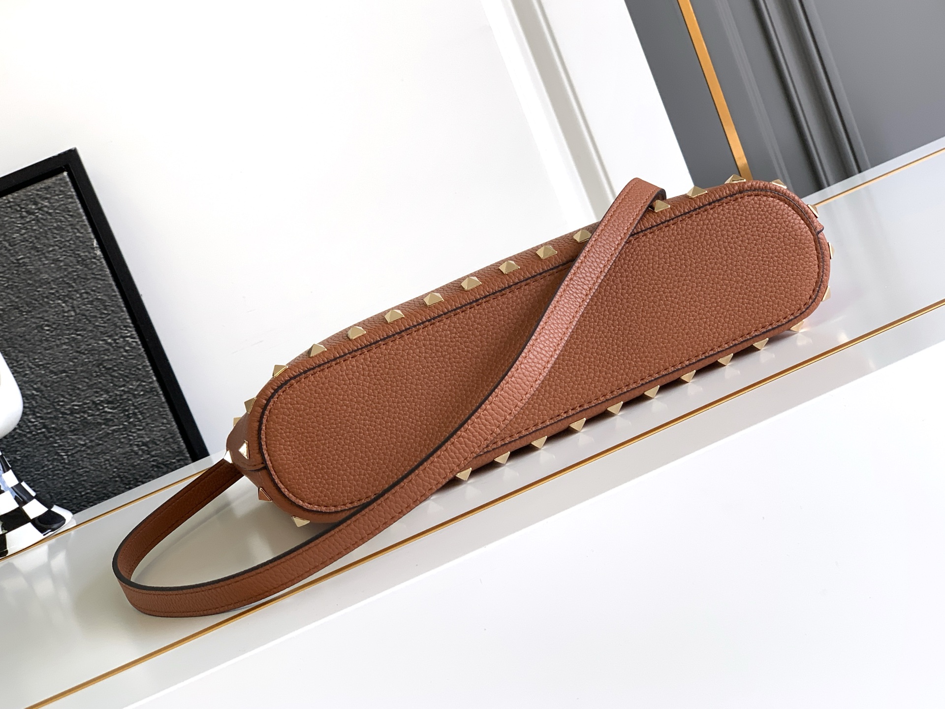 🆕🆕✨o Garavani小牛皮托特包，饰有标志性的Rockstud装饰，卷顶铆钉手柄。 - 可肩背亦可