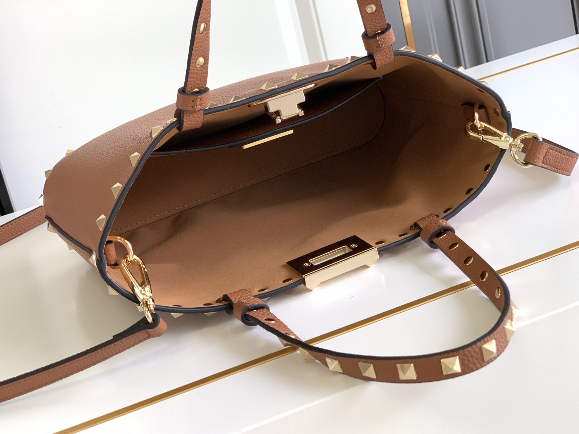 🆕🆕✨o Garavani小牛皮托特包，饰有标志性的Rockstud装饰，卷顶铆钉手柄。 - 可肩背亦可