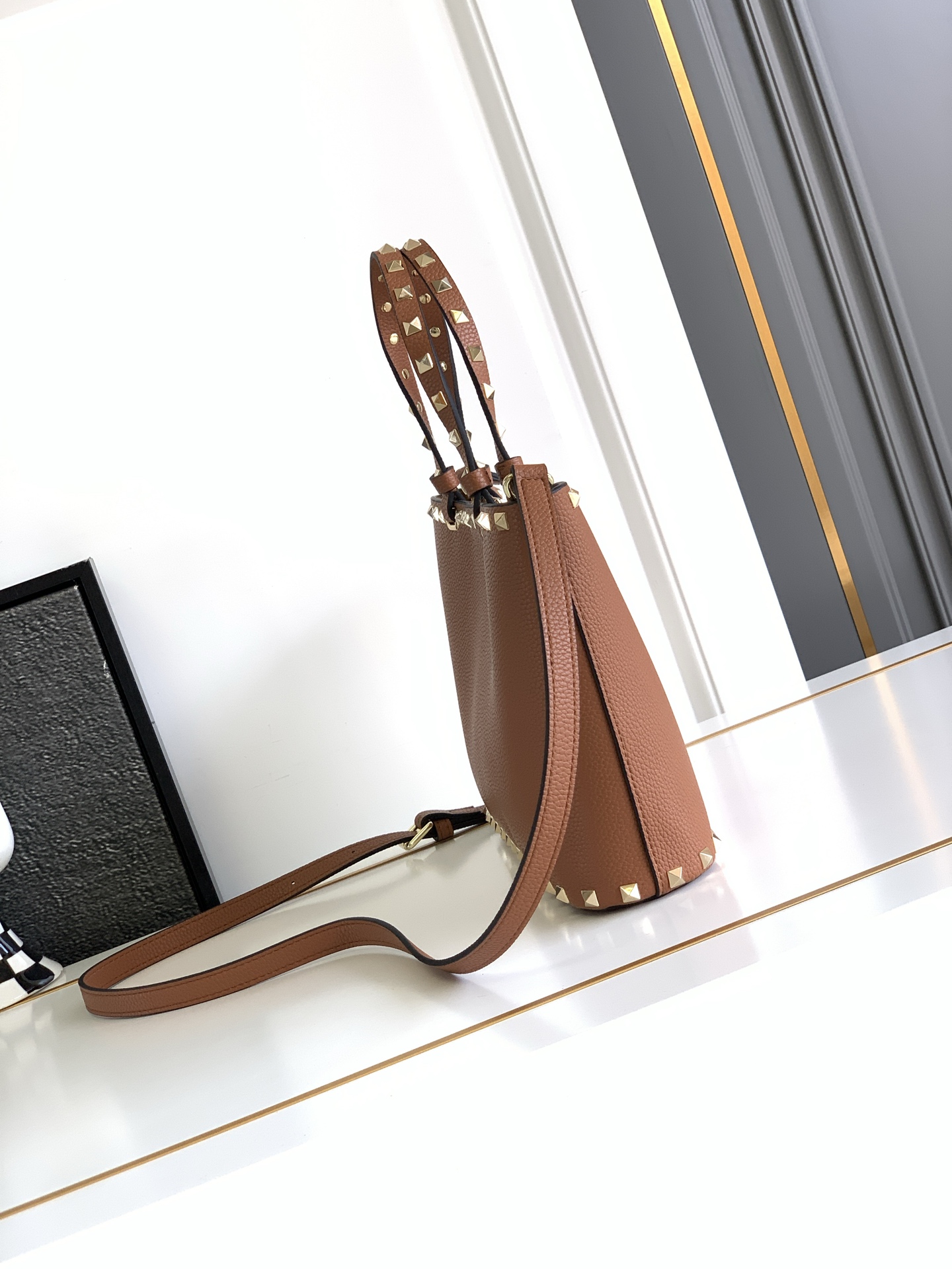 🆕🆕✨o Garavani小牛皮托特包，饰有标志性的Rockstud装饰，卷顶铆钉手柄。 - 可肩背亦可