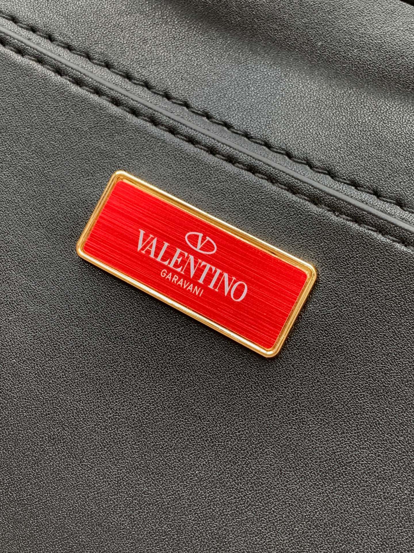 🆕🆕❣️valent**** Garavani #Loco 手袋，拉菲草编织款.金属链条搭配，还可拆除变