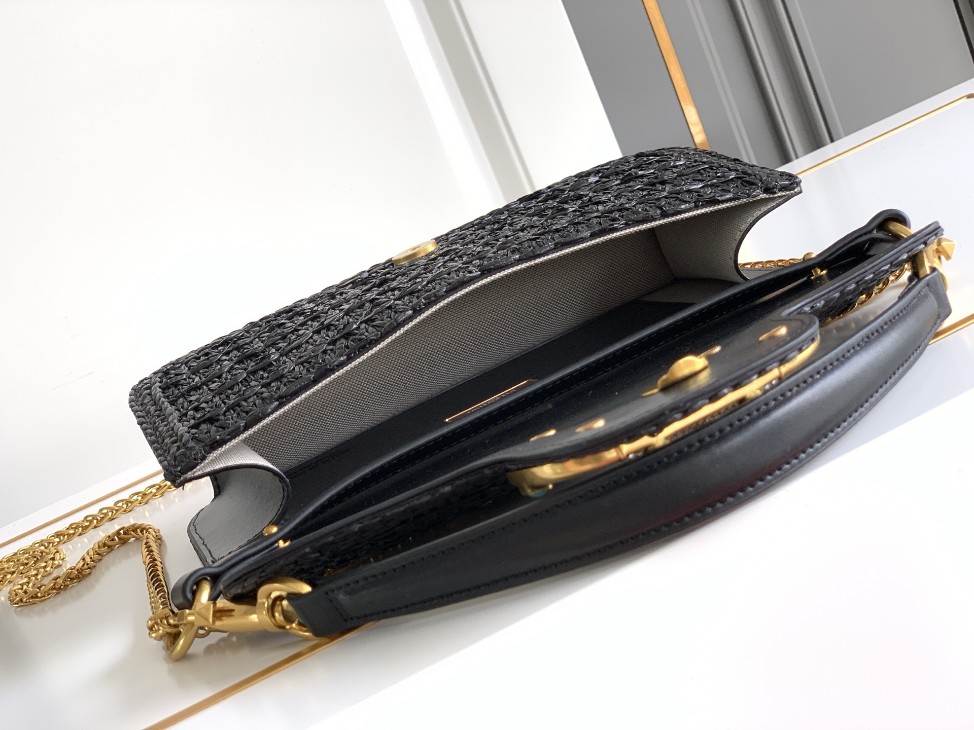 🆕🆕❣️valent**** Garavani #Loco 手袋，拉菲草编织款.金属链条搭配，还可拆除变