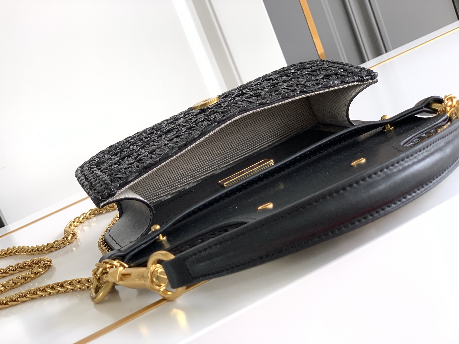 🆕🆕❣️valent**** Garavani #Loco 手袋，拉菲草编织款.金属链条搭配，还可拆除变