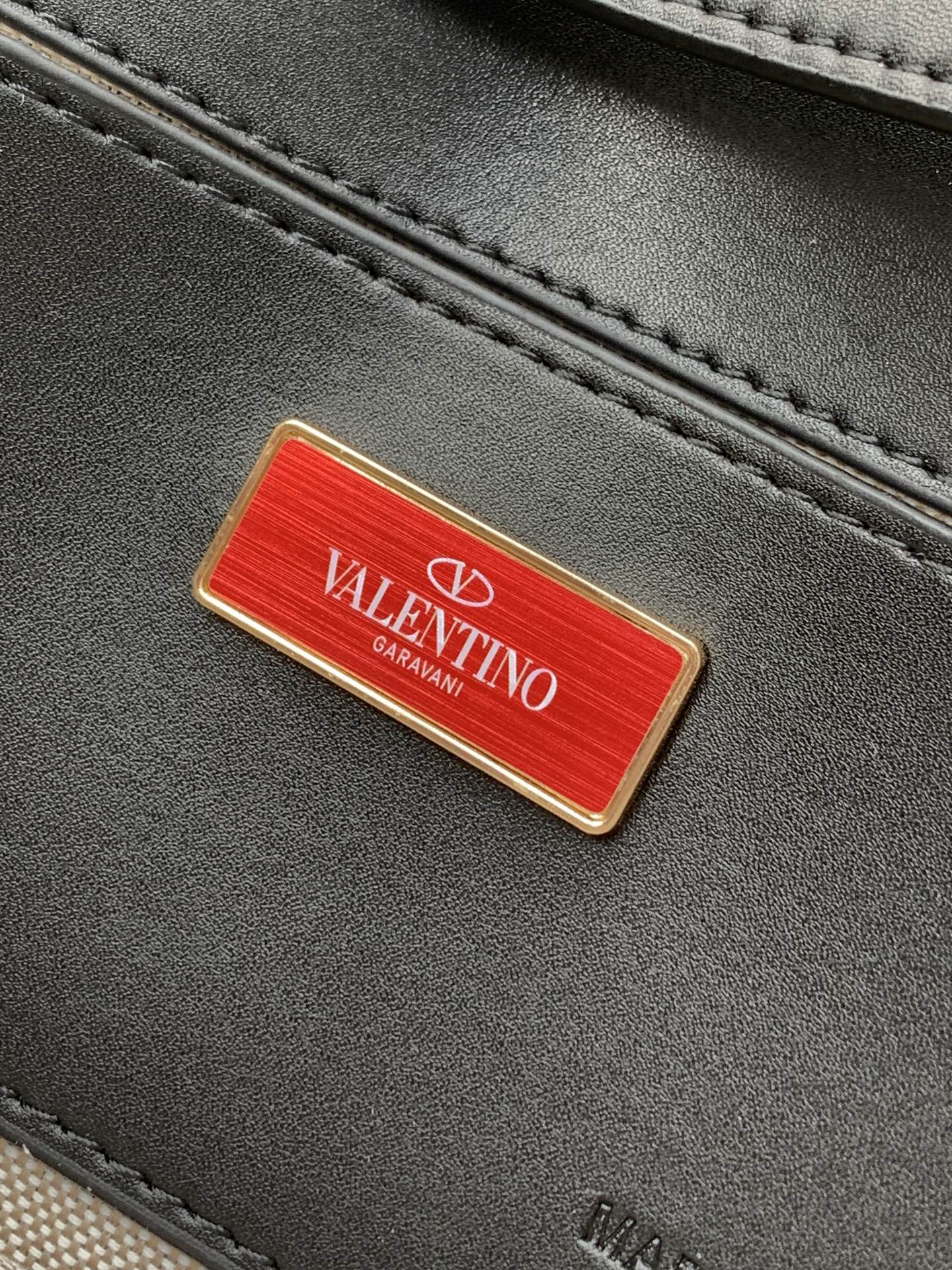 🆕🆕❣️valent**** Garavani #Loco 手袋，拉菲草编织款.金属链条搭配，还可拆除变