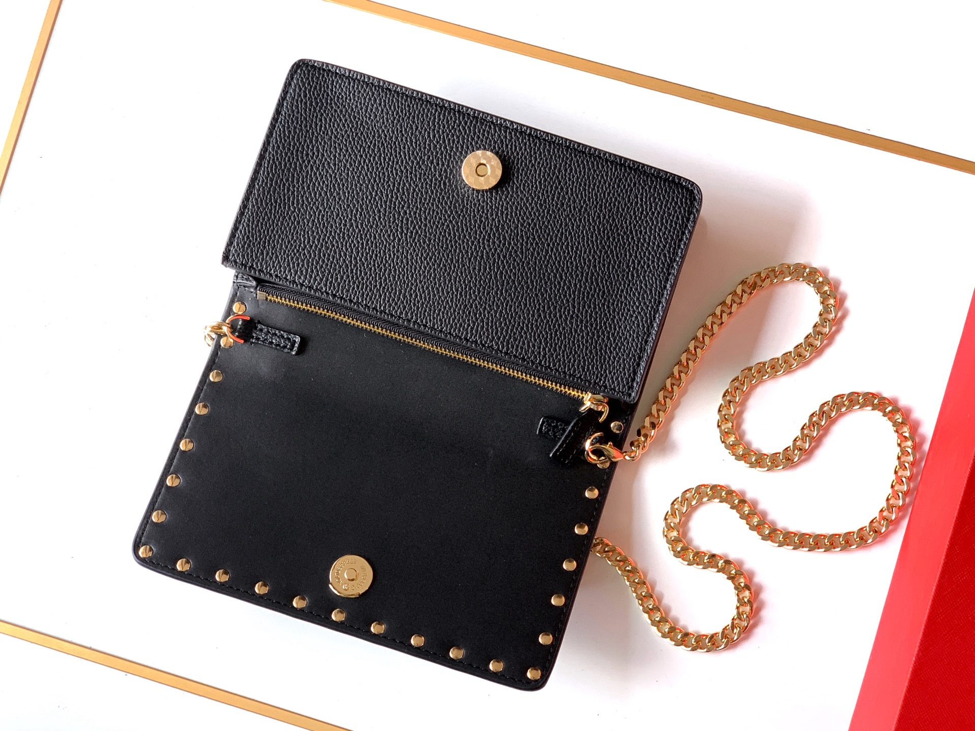 🆕新品Valent**o Garavani VRING搭链手提设计：荔纹小牛皮精制而成，醒目经典铆钉，可