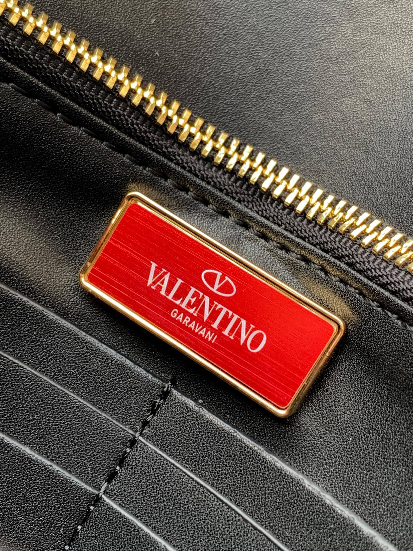 🆕新品Valent**o Garavani VRING搭链手提设计：荔纹小牛皮精制而成，醒目经典铆钉，可