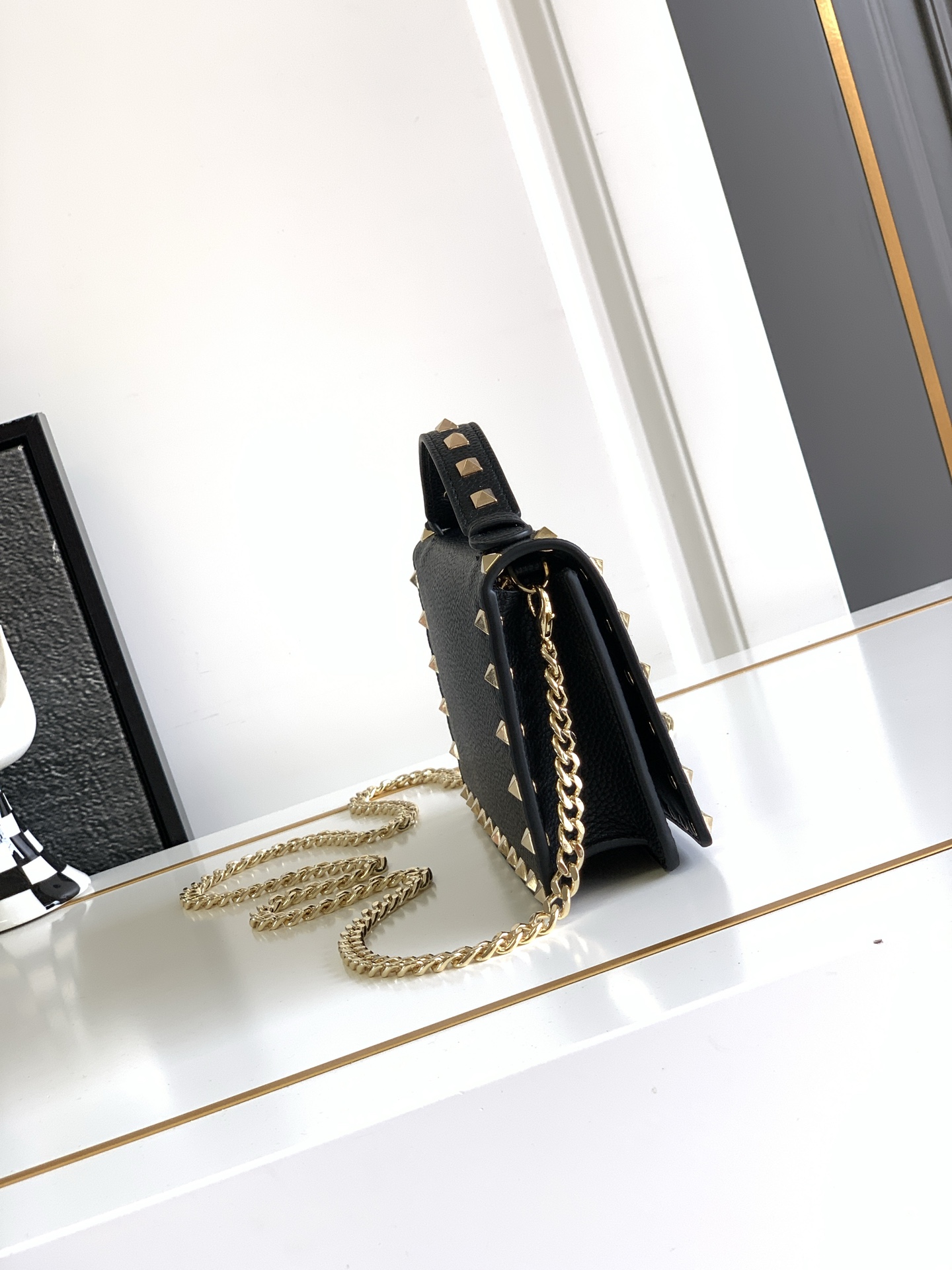 🆕新品Valent**o Garavani VRING搭链手提设计：荔纹小牛皮精制而成，醒目经典铆钉，可