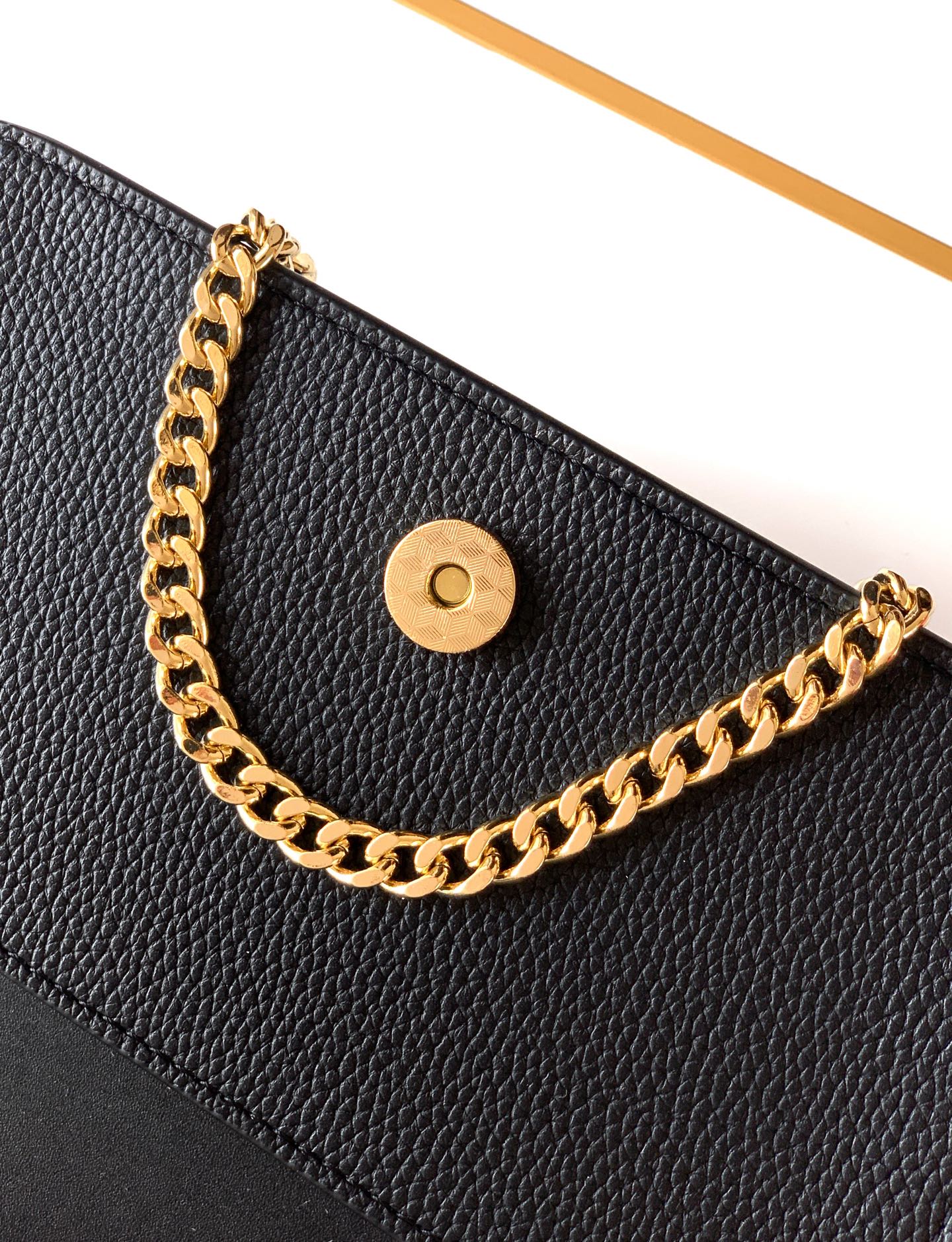 🆕新品Valent**o Garavani VRING搭链手提设计：荔纹小牛皮精制而成，醒目经典铆钉，可