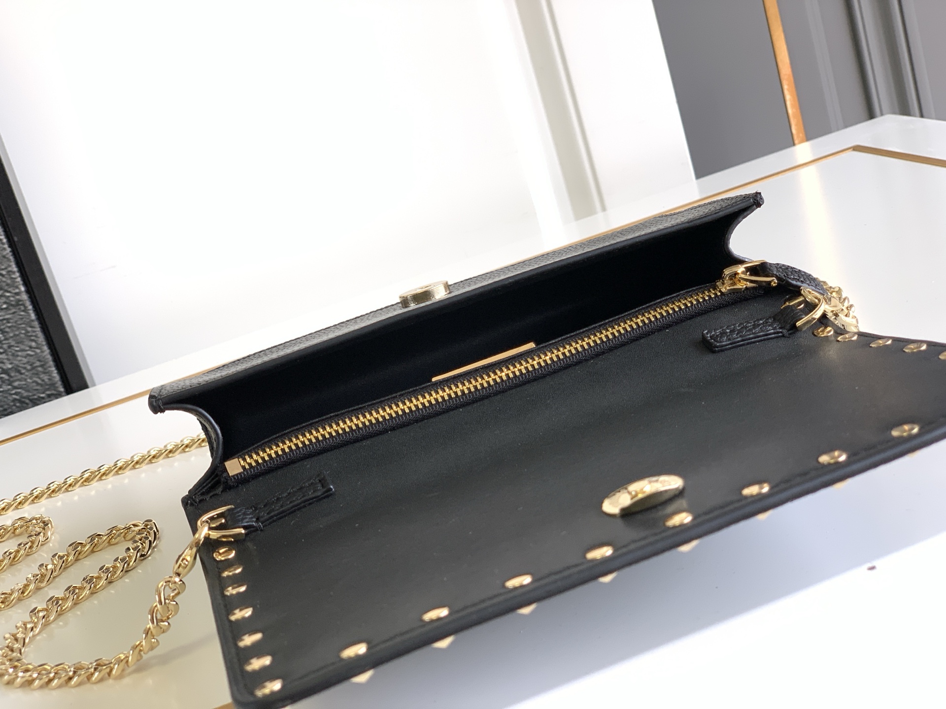 🆕新品Valent**o Garavani VRING搭链手提设计：荔纹小牛皮精制而成，醒目经典铆钉，可