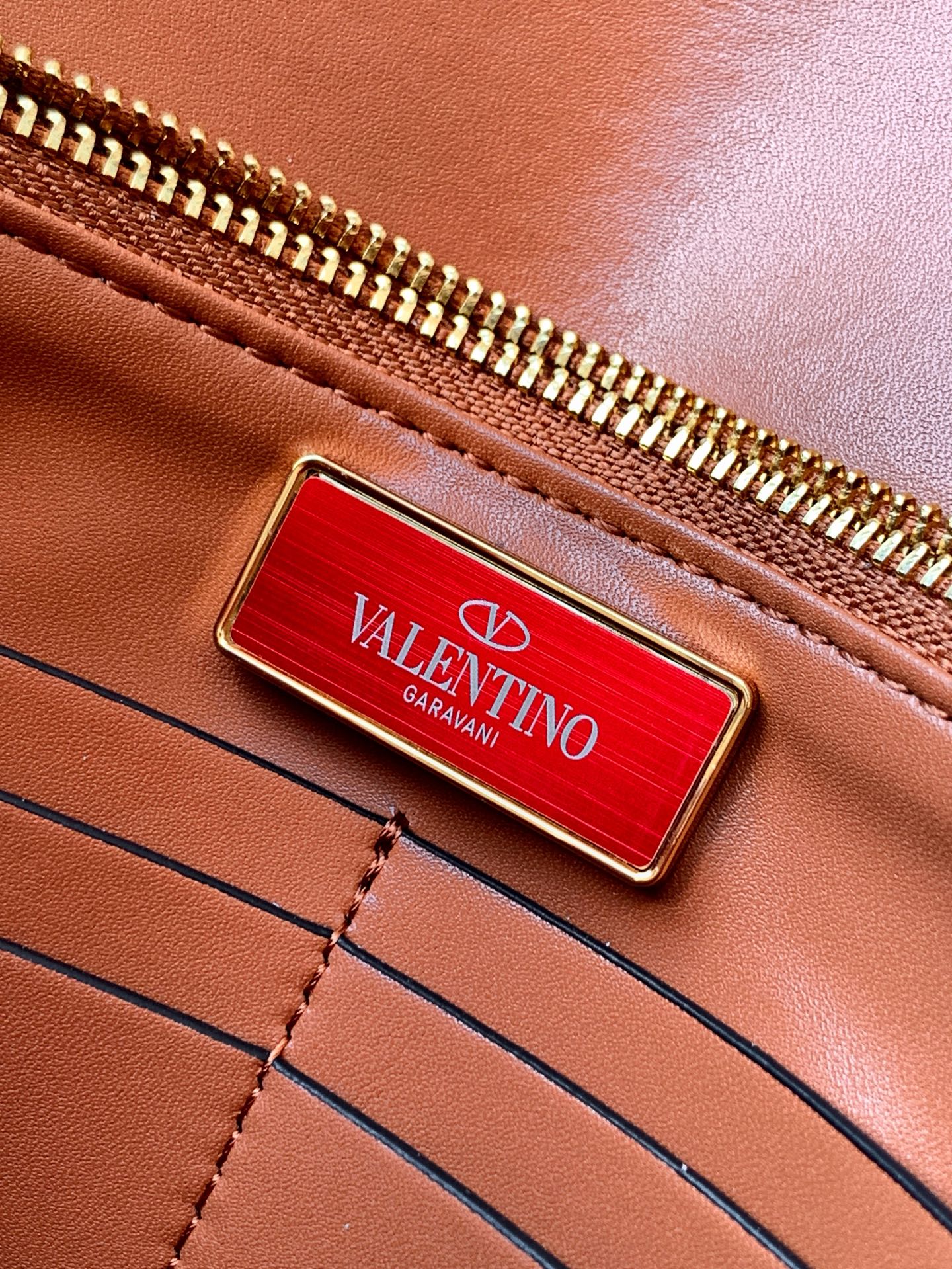 🆕新品Valent**o Garavani VRING搭链手提设计：荔纹小牛皮精制而成，醒目经典铆钉，可