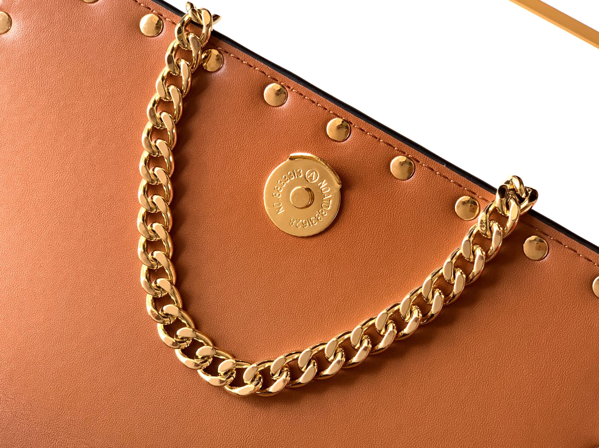 🆕新品Valent**o Garavani VRING搭链手提设计：荔纹小牛皮精制而成，醒目经典铆钉，可