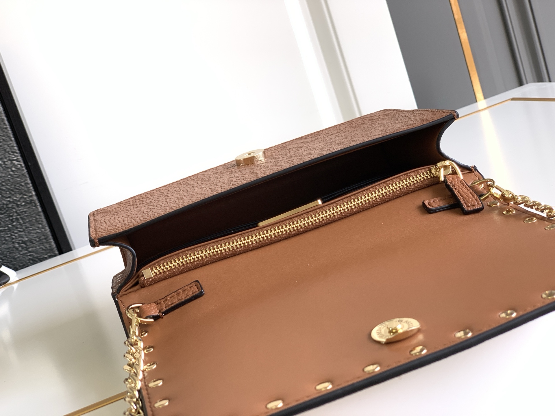 🆕新品Valent**o Garavani VRING搭链手提设计：荔纹小牛皮精制而成，醒目经典铆钉，可