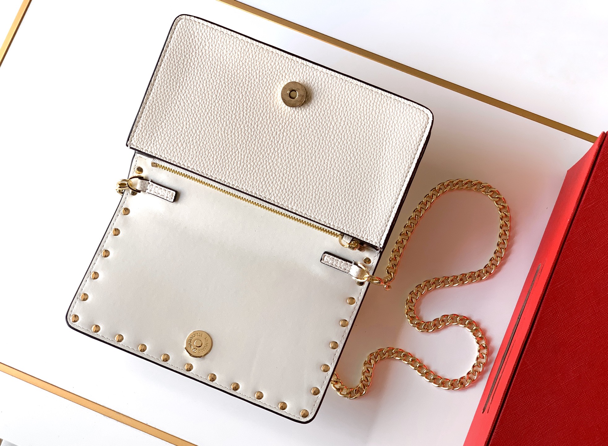 🆕新品Valent**o Garavani VRING搭链手提设计：荔纹小牛皮精制而成，醒目经典铆钉，可