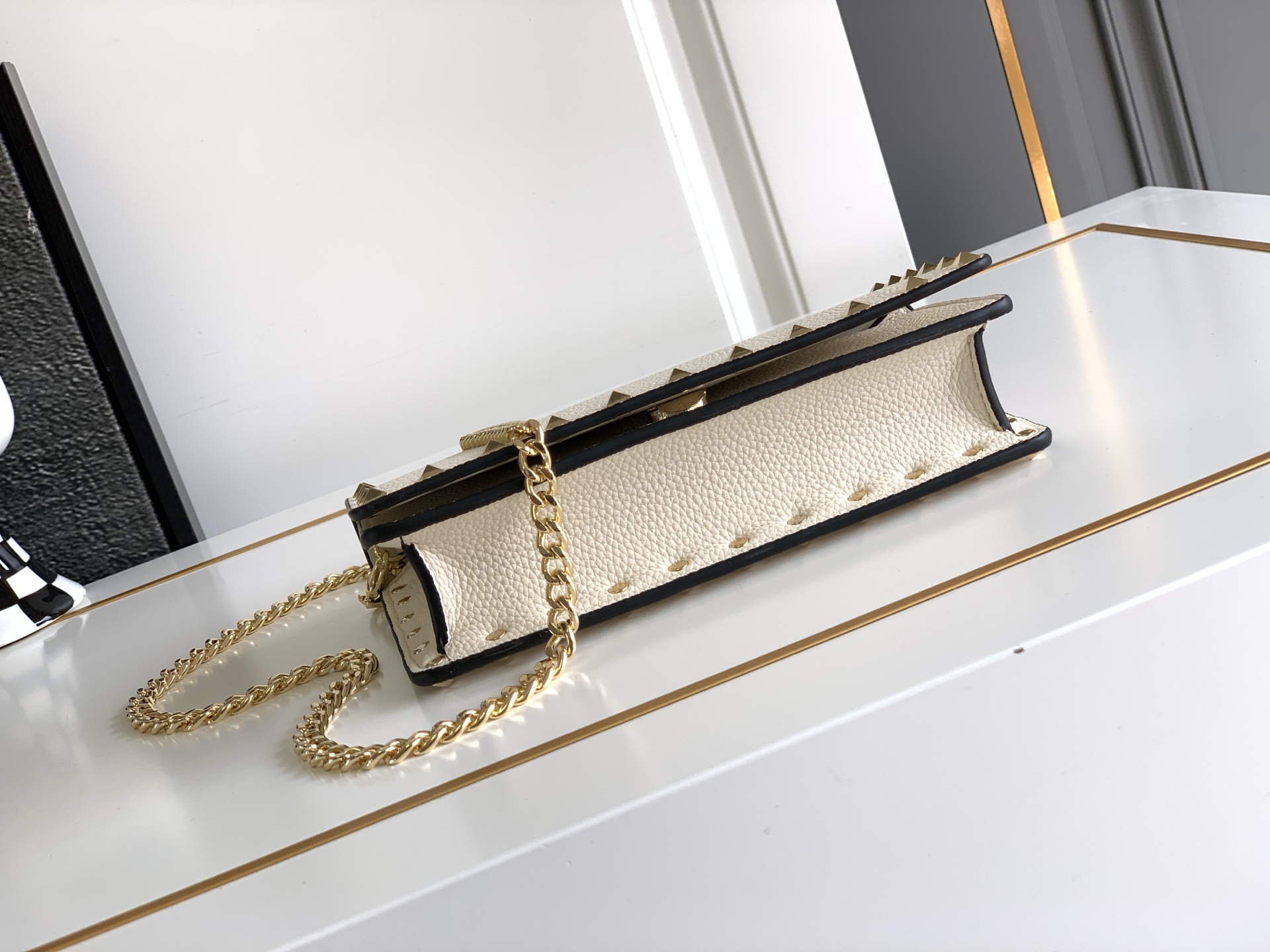 🆕新品Valent**o Garavani VRING搭链手提设计：荔纹小牛皮精制而成，醒目经典铆钉，可