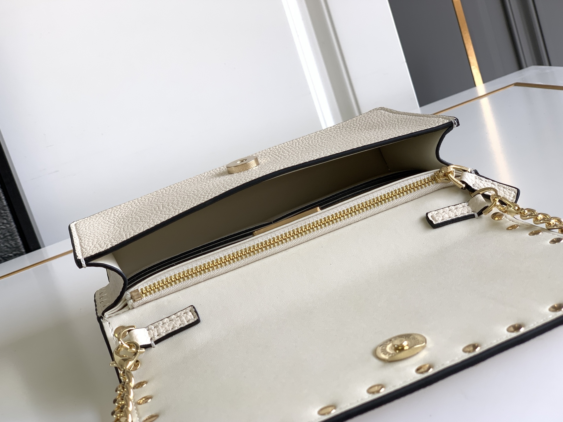 🆕新品Valent**o Garavani VRING搭链手提设计：荔纹小牛皮精制而成，醒目经典铆钉，可