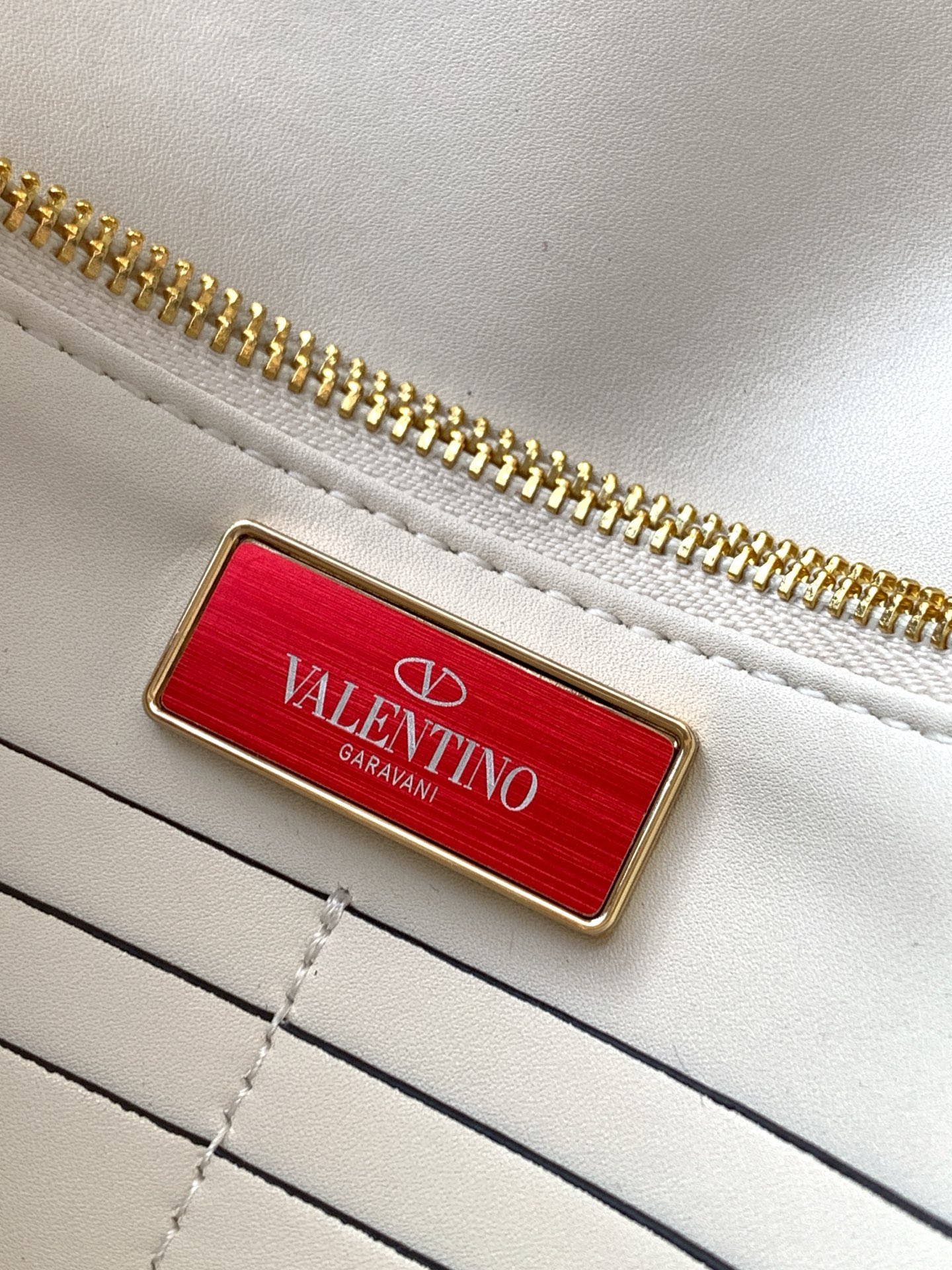 🆕新品Valent**o Garavani VRING搭链手提设计：荔纹小牛皮精制而成，醒目经典铆钉，可