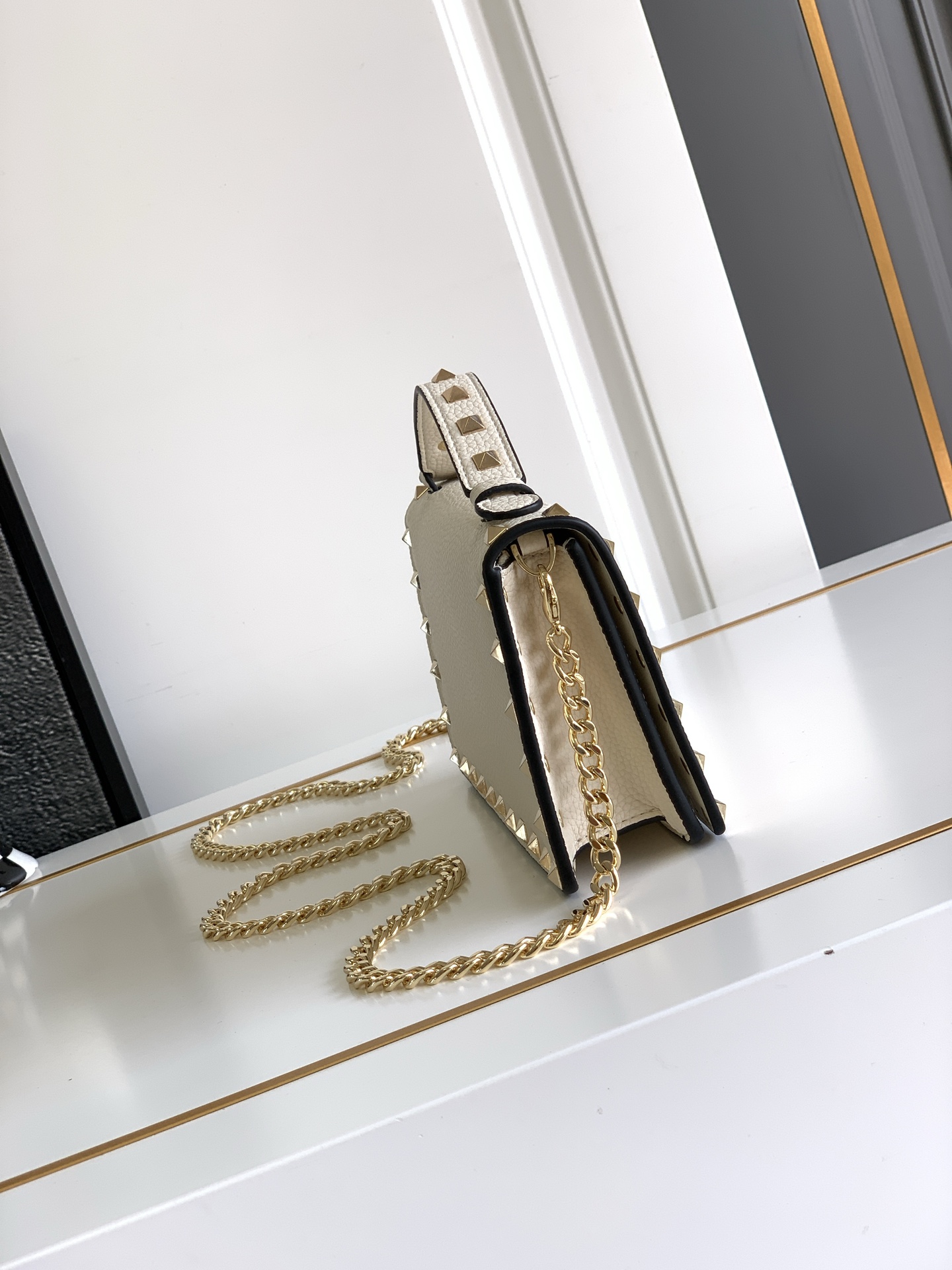 🆕新品Valent**o Garavani VRING搭链手提设计：荔纹小牛皮精制而成，醒目经典铆钉，可