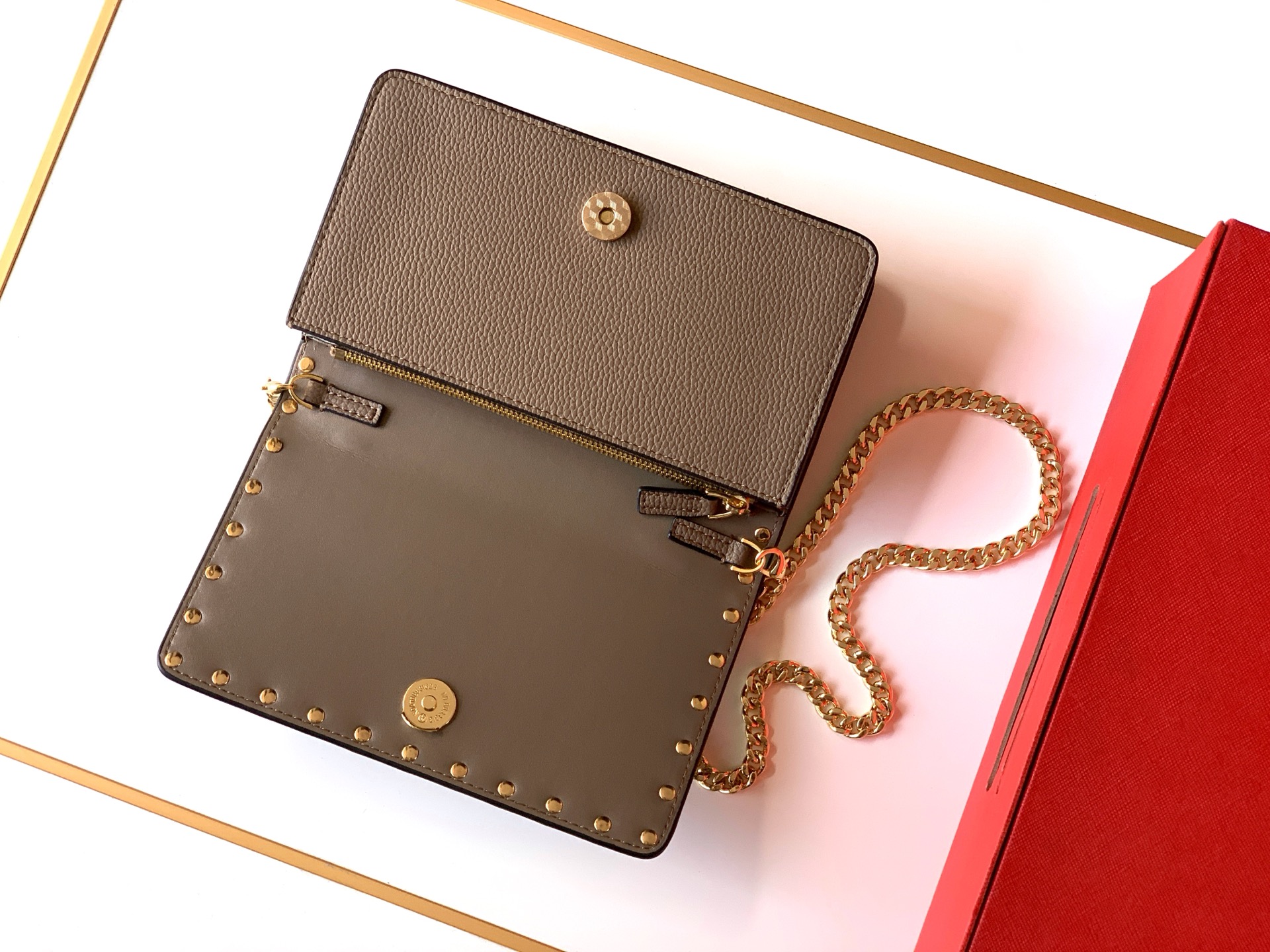 🆕新品Valent**o Garavani VRING搭链手提设计：荔纹小牛皮精制而成，醒目经典铆钉，可