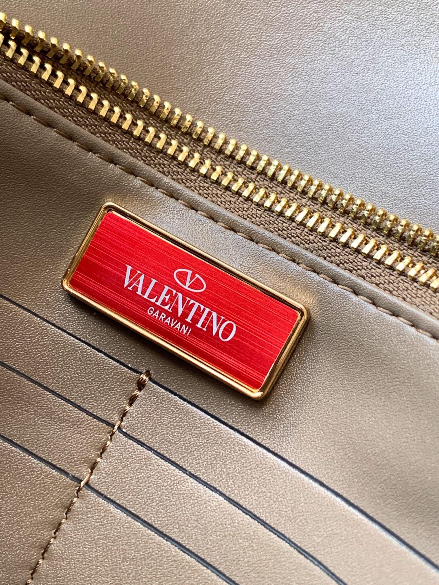 🆕新品Valent**o Garavani VRING搭链手提设计：荔纹小牛皮精制而成，醒目经典铆钉，可