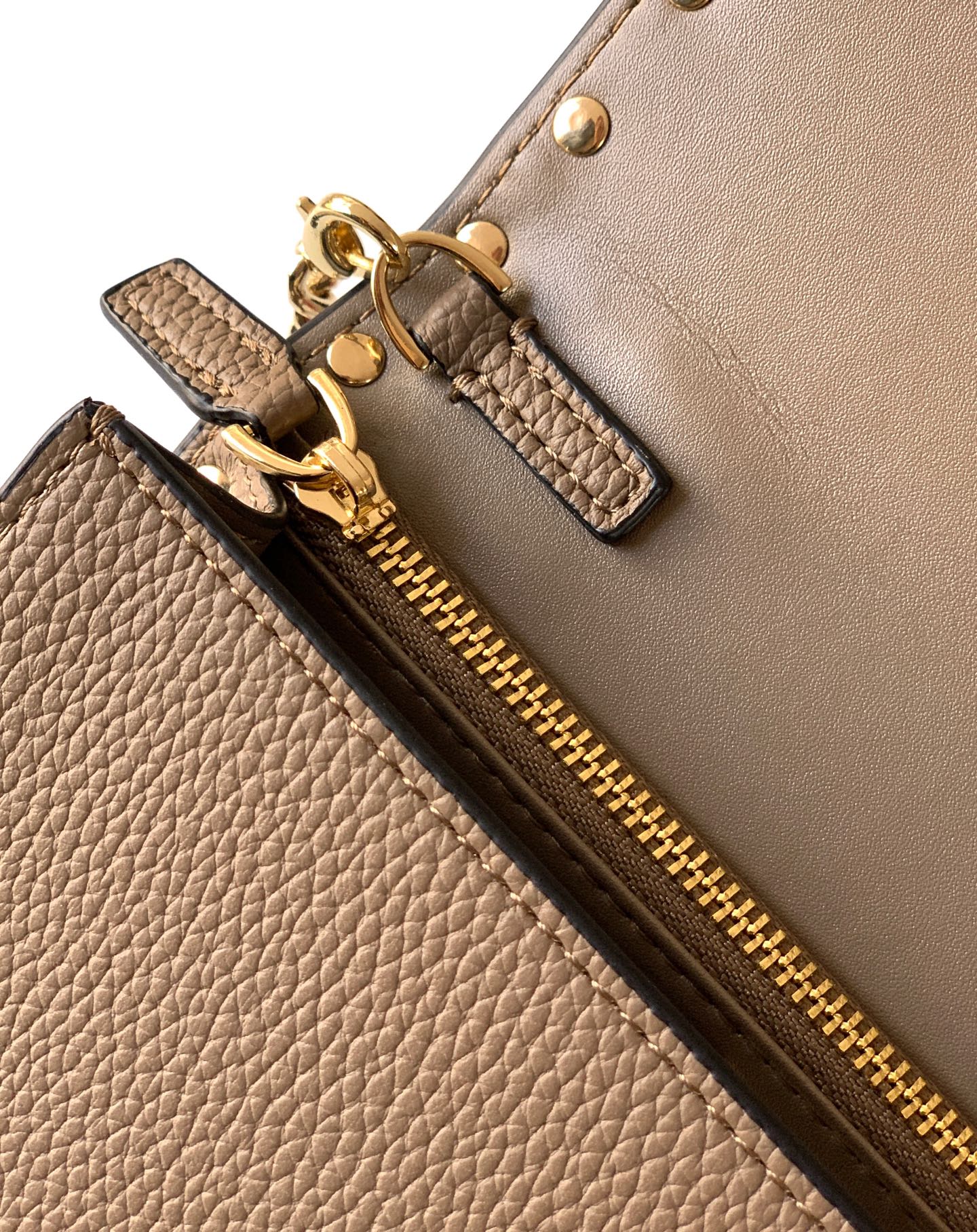 🆕新品Valent**o Garavani VRING搭链手提设计：荔纹小牛皮精制而成，醒目经典铆钉，可