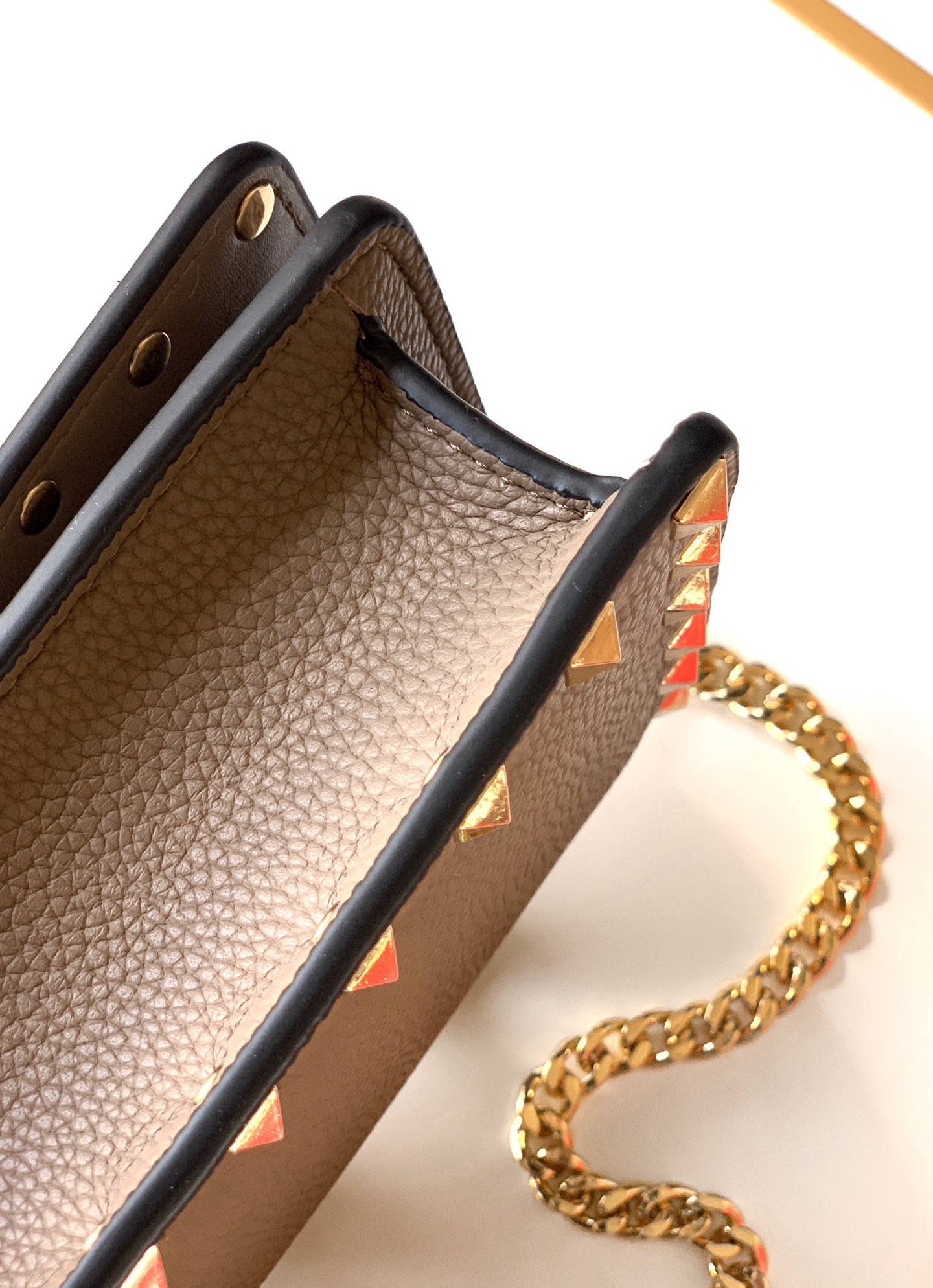 🆕新品Valent**o Garavani VRING搭链手提设计：荔纹小牛皮精制而成，醒目经典铆钉，可