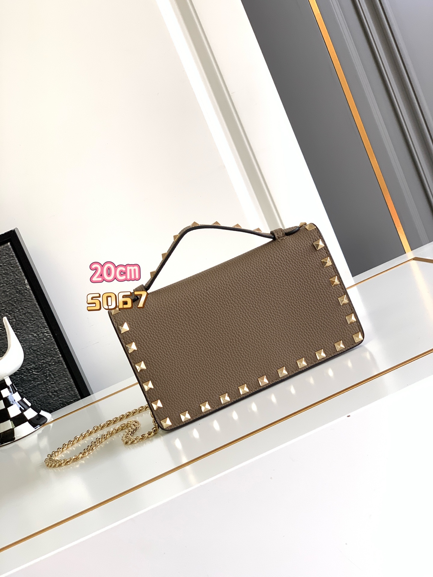 🆕新品Valent**o Garavani VRING搭链手提设计：荔纹小牛皮精制而成，醒目经典铆钉，可