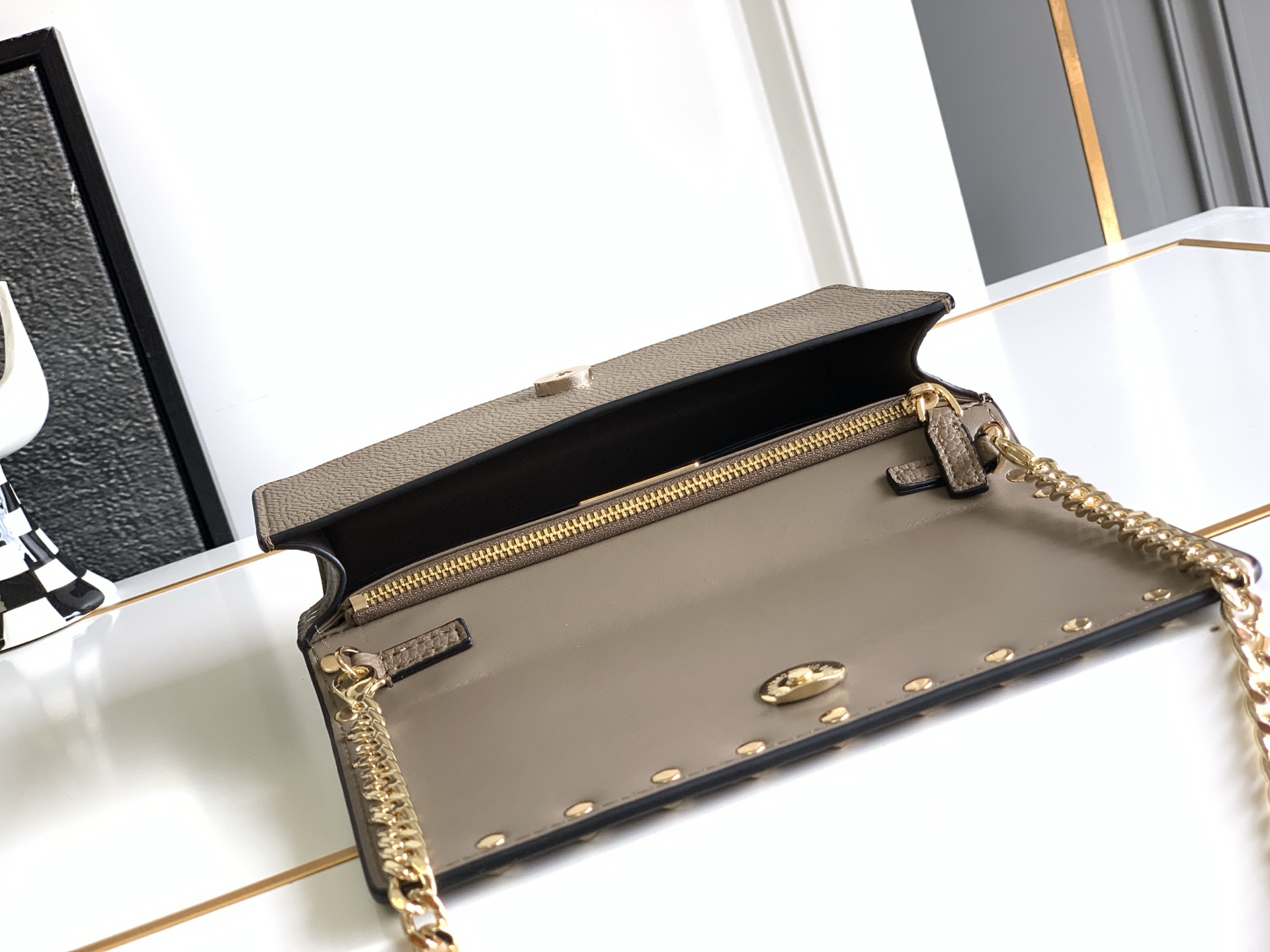 🆕新品Valent**o Garavani VRING搭链手提设计：荔纹小牛皮精制而成，醒目经典铆钉，可