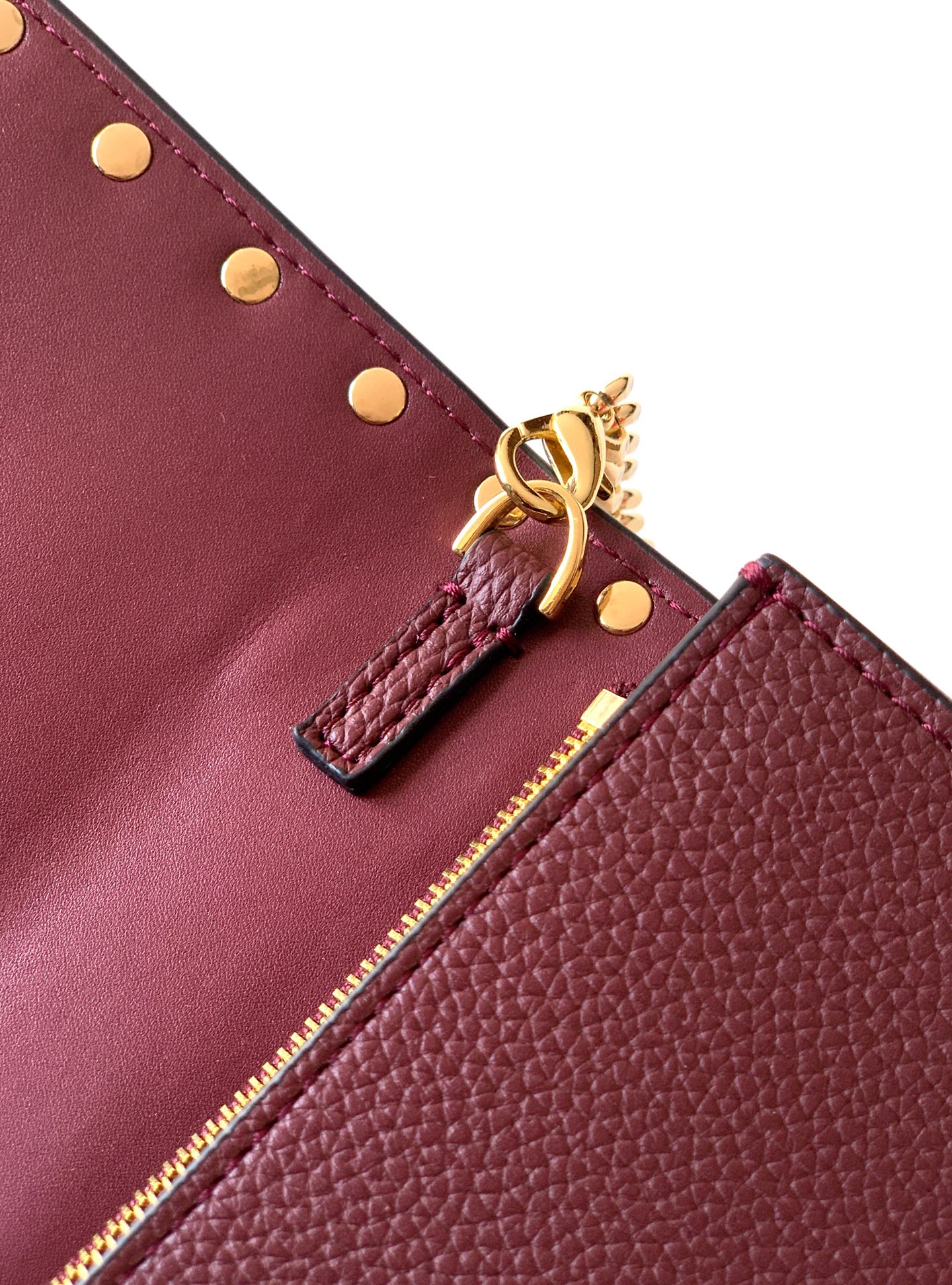 🆕新品Valent**o Garavani VRING搭链手提设计：荔纹小牛皮精制而成，醒目经典铆钉，可