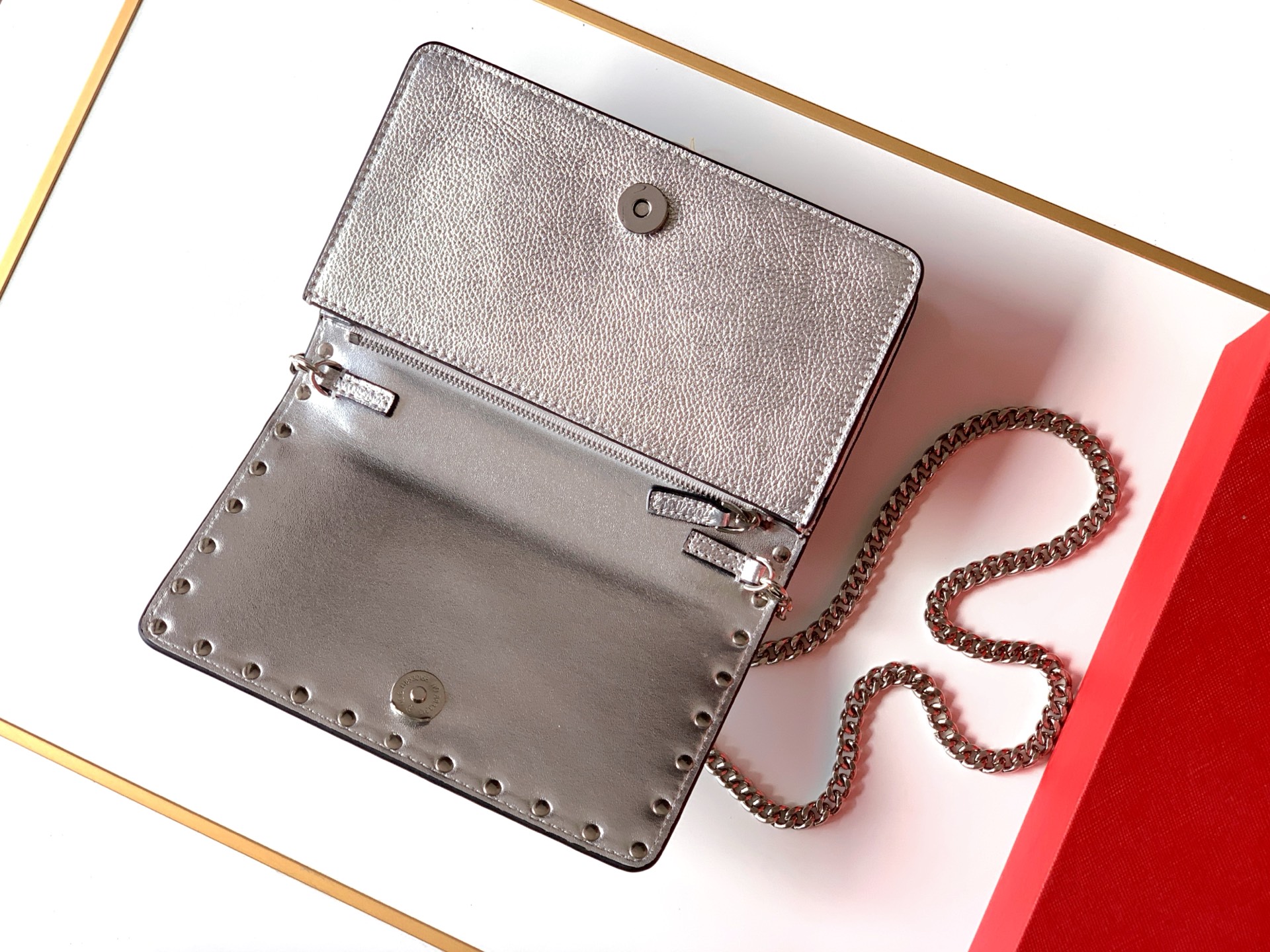 🆕新品Valent**o Garavani VRING搭链手提设计：荔纹小牛皮精制而成，醒目经典铆钉，可