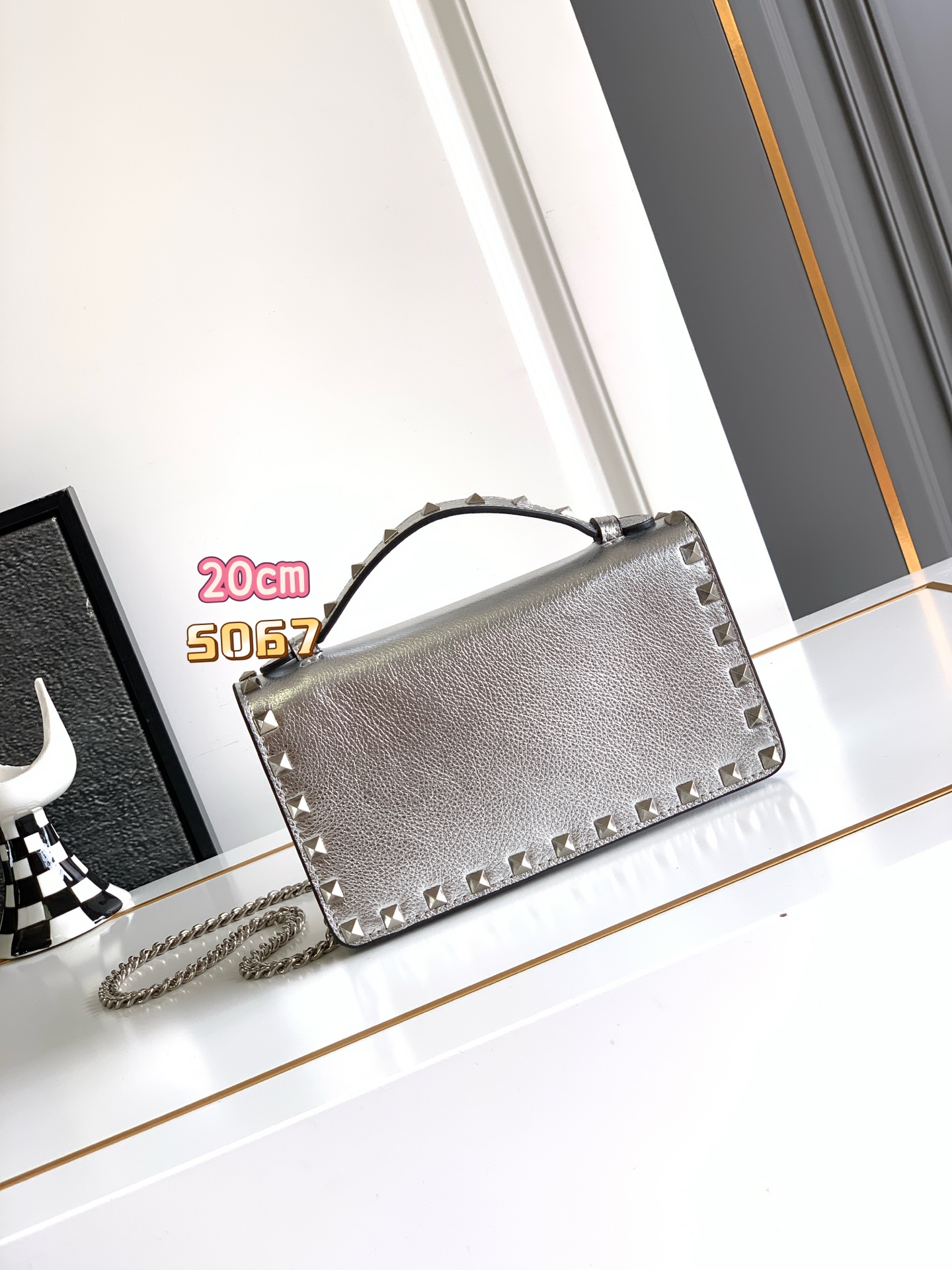 🆕新品Valent**o Garavani VRING搭链手提设计：荔纹小牛皮精制而成，醒目经典铆钉，可