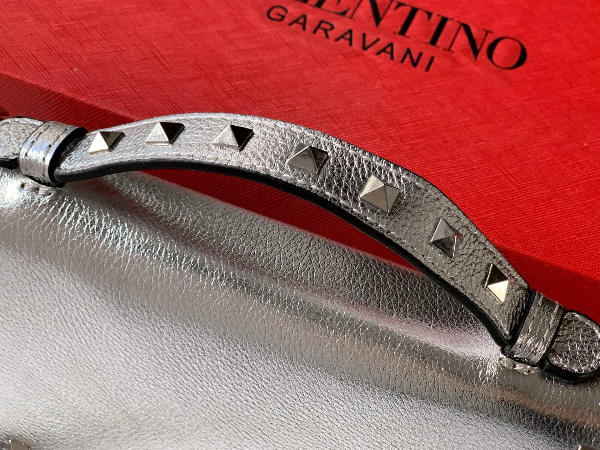 🆕新品Valent**o Garavani VRING搭链手提设计：荔纹小牛皮精制而成，醒目经典铆钉，可