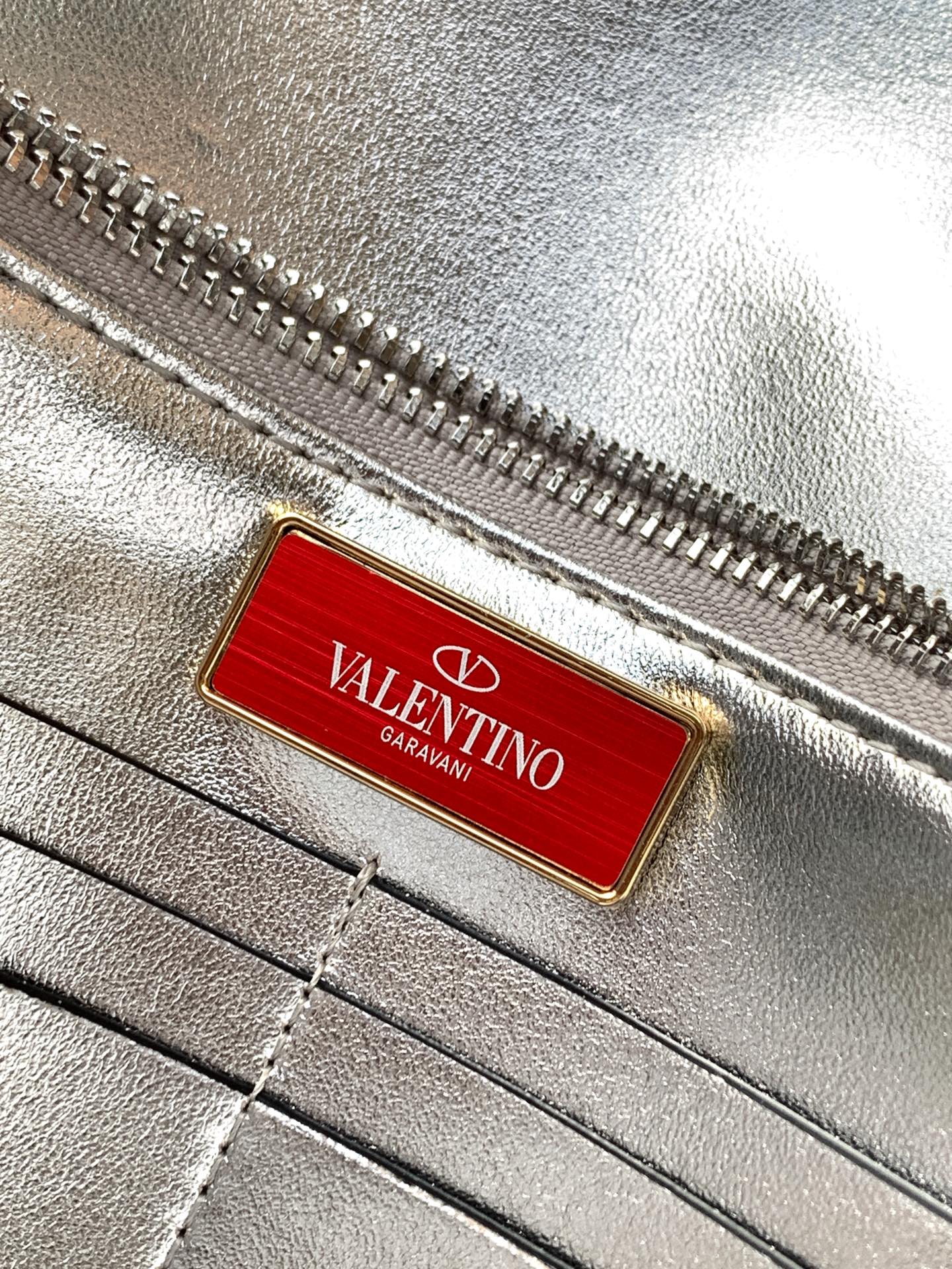 🆕新品Valent**o Garavani VRING搭链手提设计：荔纹小牛皮精制而成，醒目经典铆钉，可