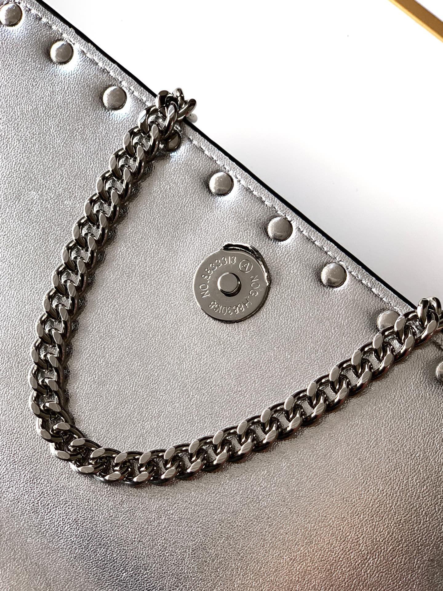 🆕新品Valent**o Garavani VRING搭链手提设计：荔纹小牛皮精制而成，醒目经典铆钉，可