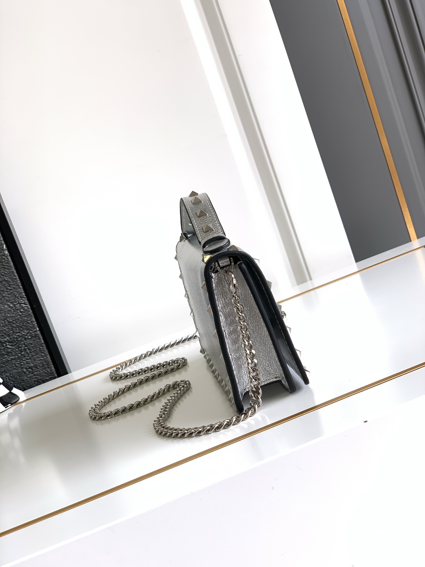 🆕新品Valent**o Garavani VRING搭链手提设计：荔纹小牛皮精制而成，醒目经典铆钉，可