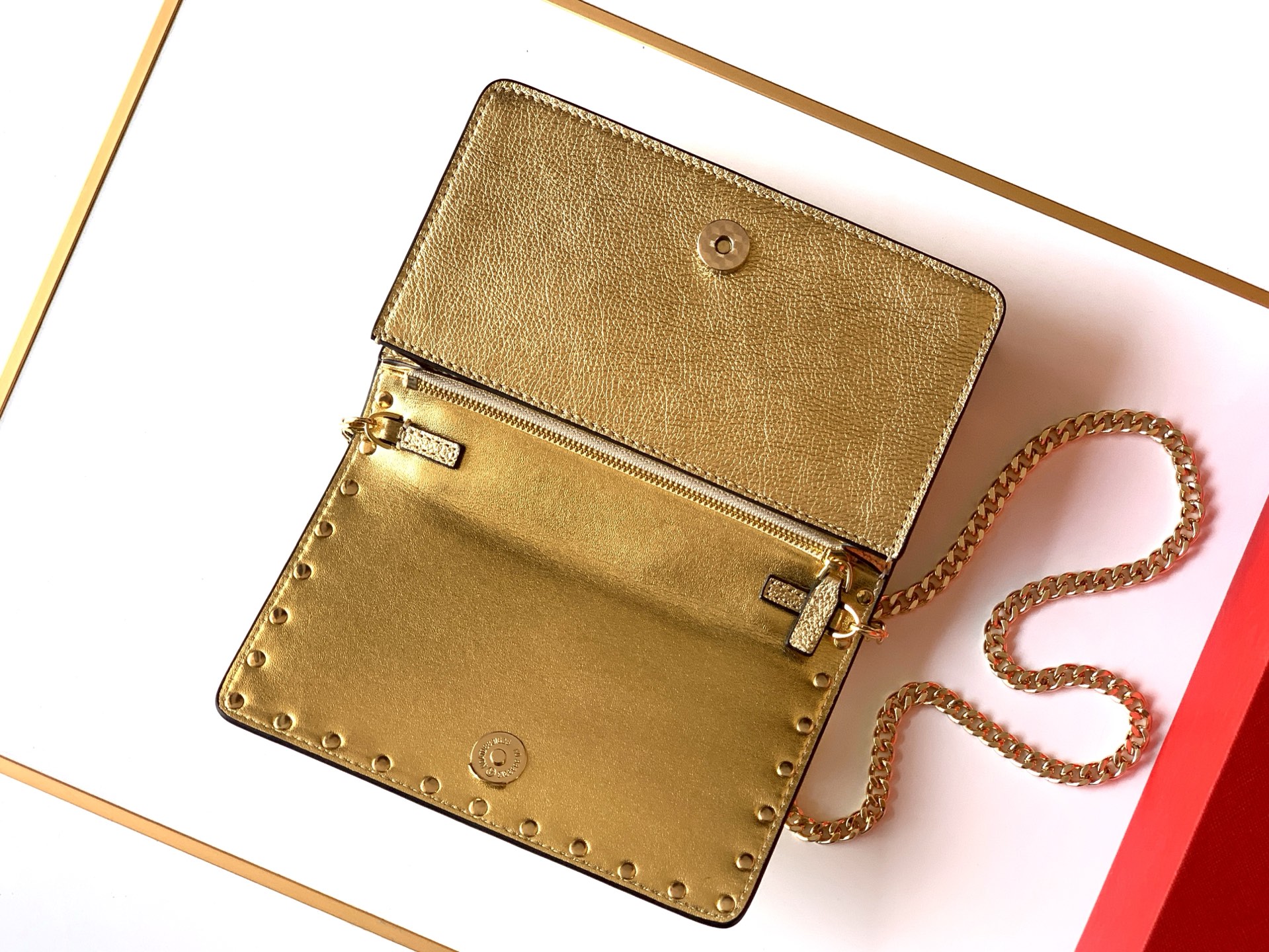 🆕新品Valent**o Garavani VRING搭链手提设计：荔纹小牛皮精制而成，醒目经典铆钉，可