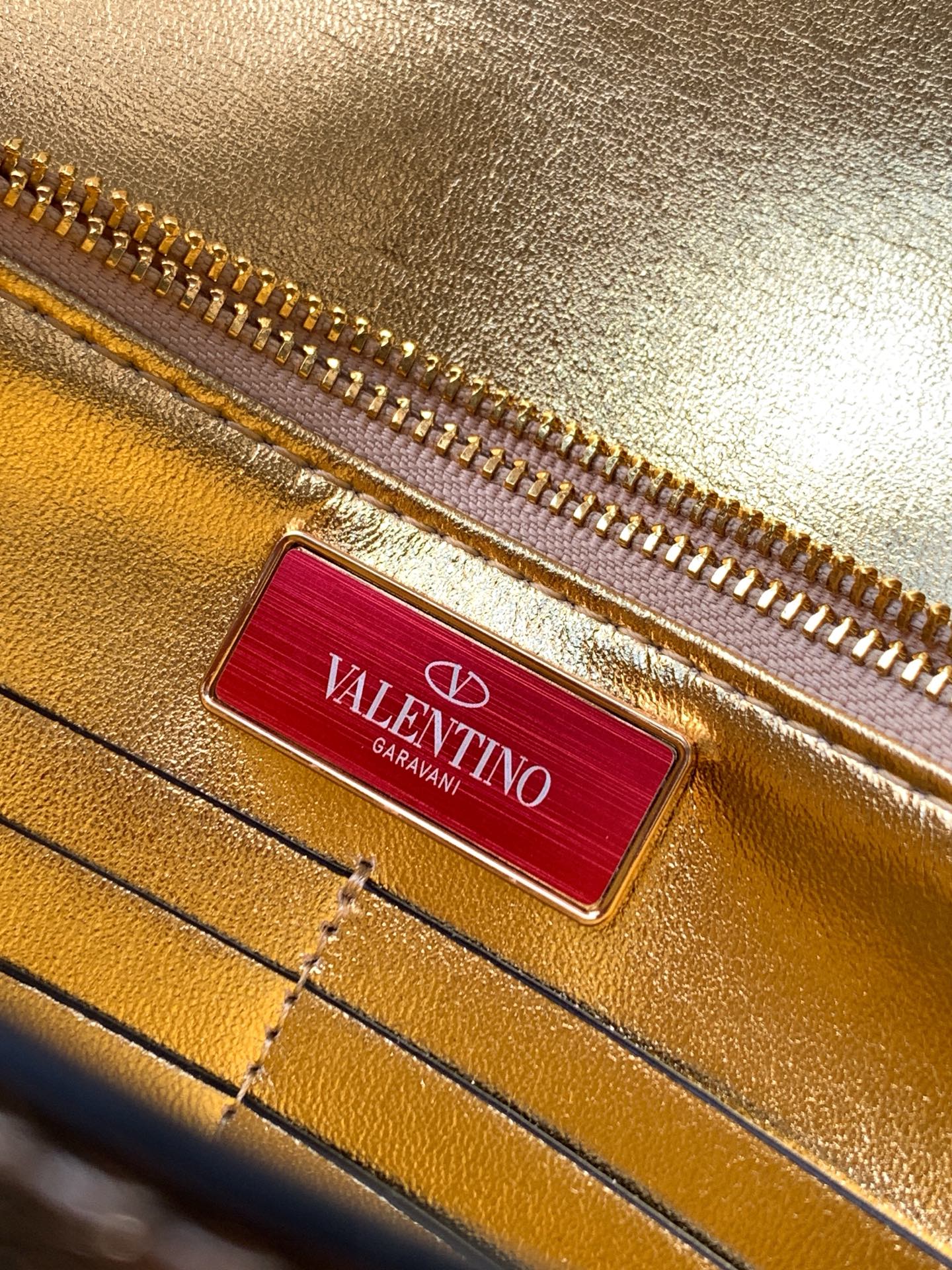 🆕新品Valent**o Garavani VRING搭链手提设计：荔纹小牛皮精制而成，醒目经典铆钉，可