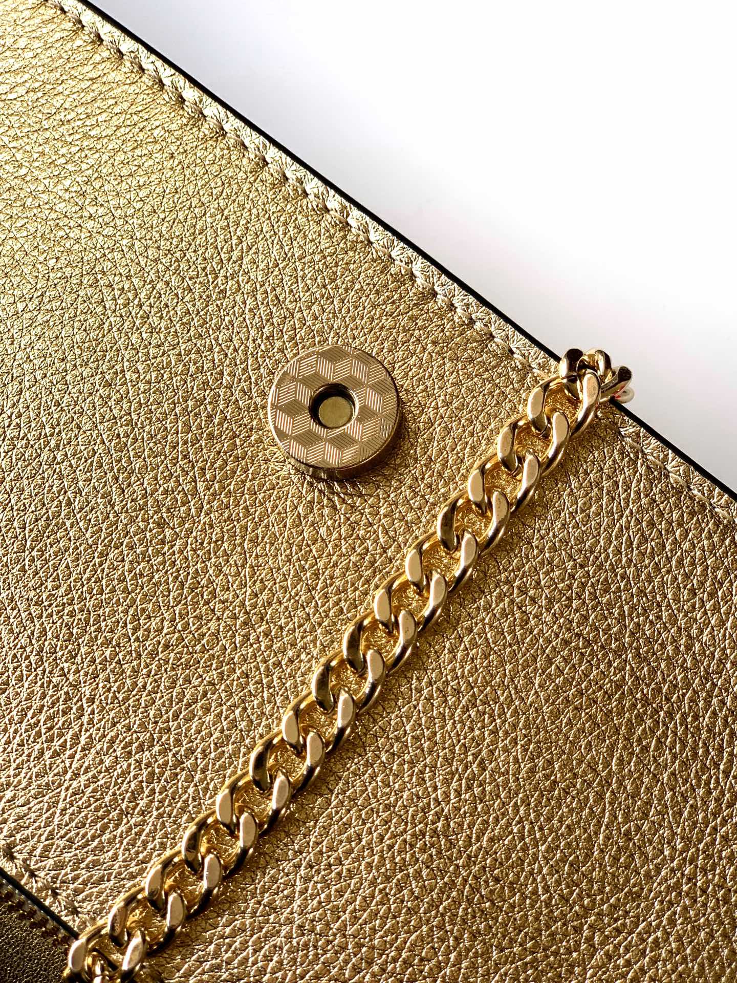 🆕新品Valent**o Garavani VRING搭链手提设计：荔纹小牛皮精制而成，醒目经典铆钉，可