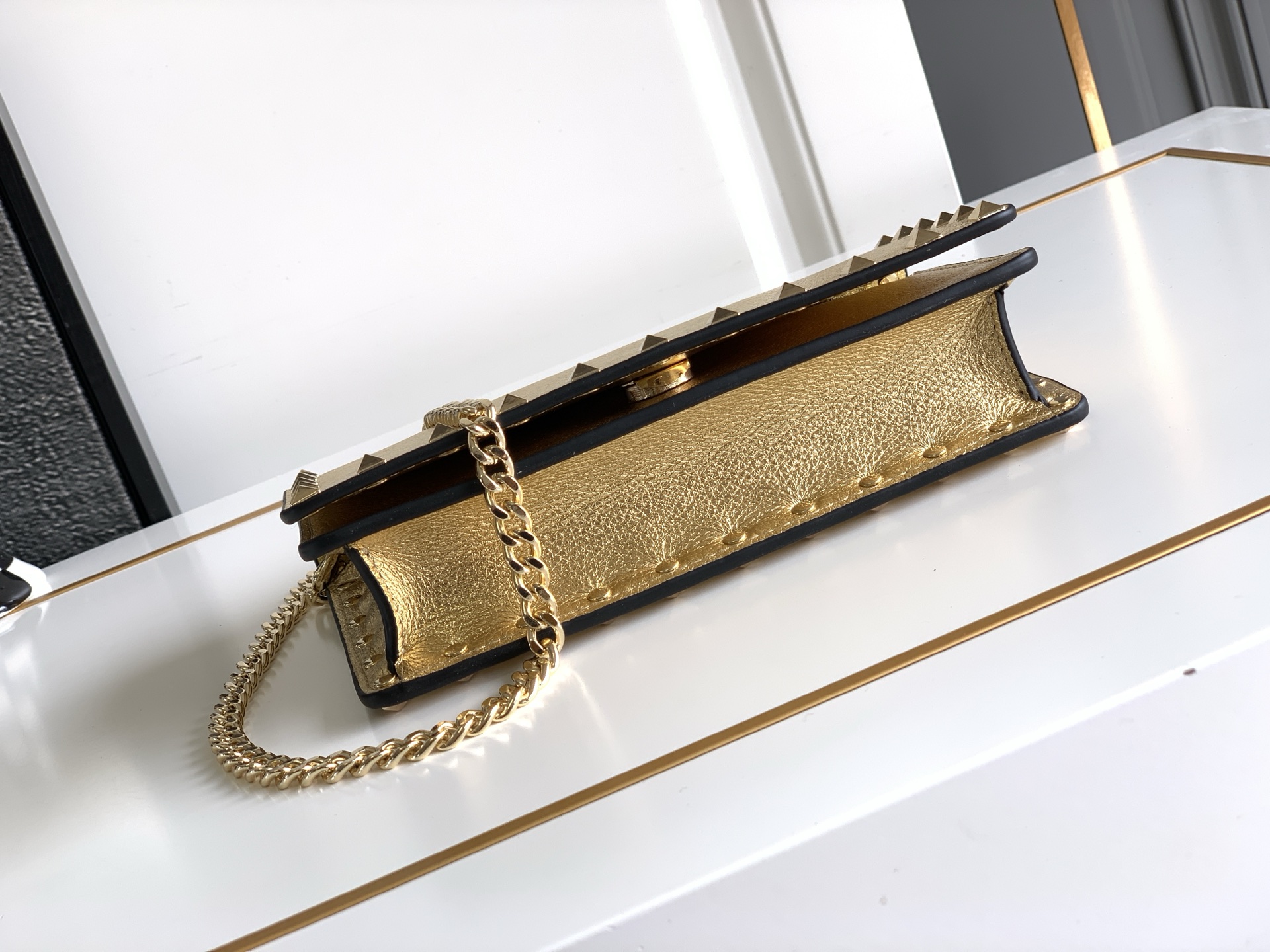 🆕新品Valent**o Garavani VRING搭链手提设计：荔纹小牛皮精制而成，醒目经典铆钉，可