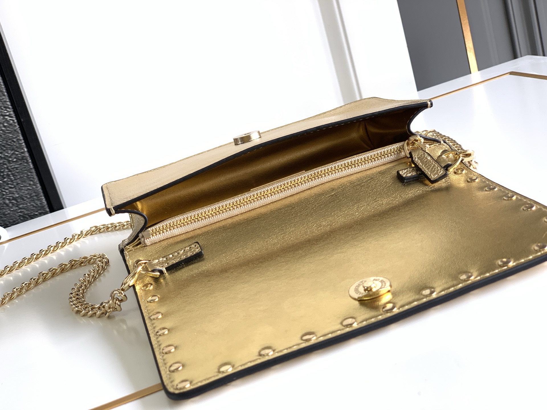 🆕新品Valent**o Garavani VRING搭链手提设计：荔纹小牛皮精制而成，醒目经典铆钉，可