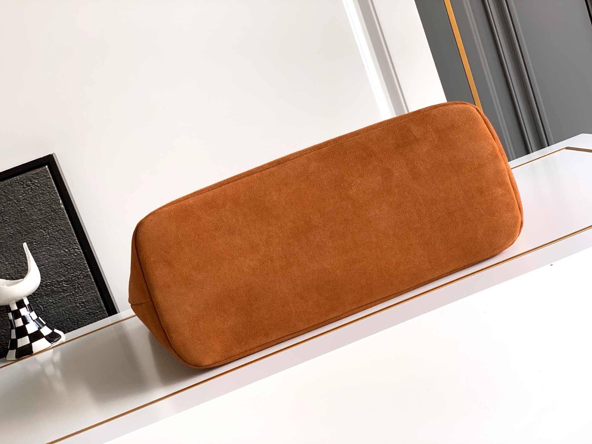 🆕🆕✨ ❣️华家 磨砂皮托特购物袋，编织手挽过肩背带，标志性新V型五金扣配饰。 - 可肩背亦可手提 - 