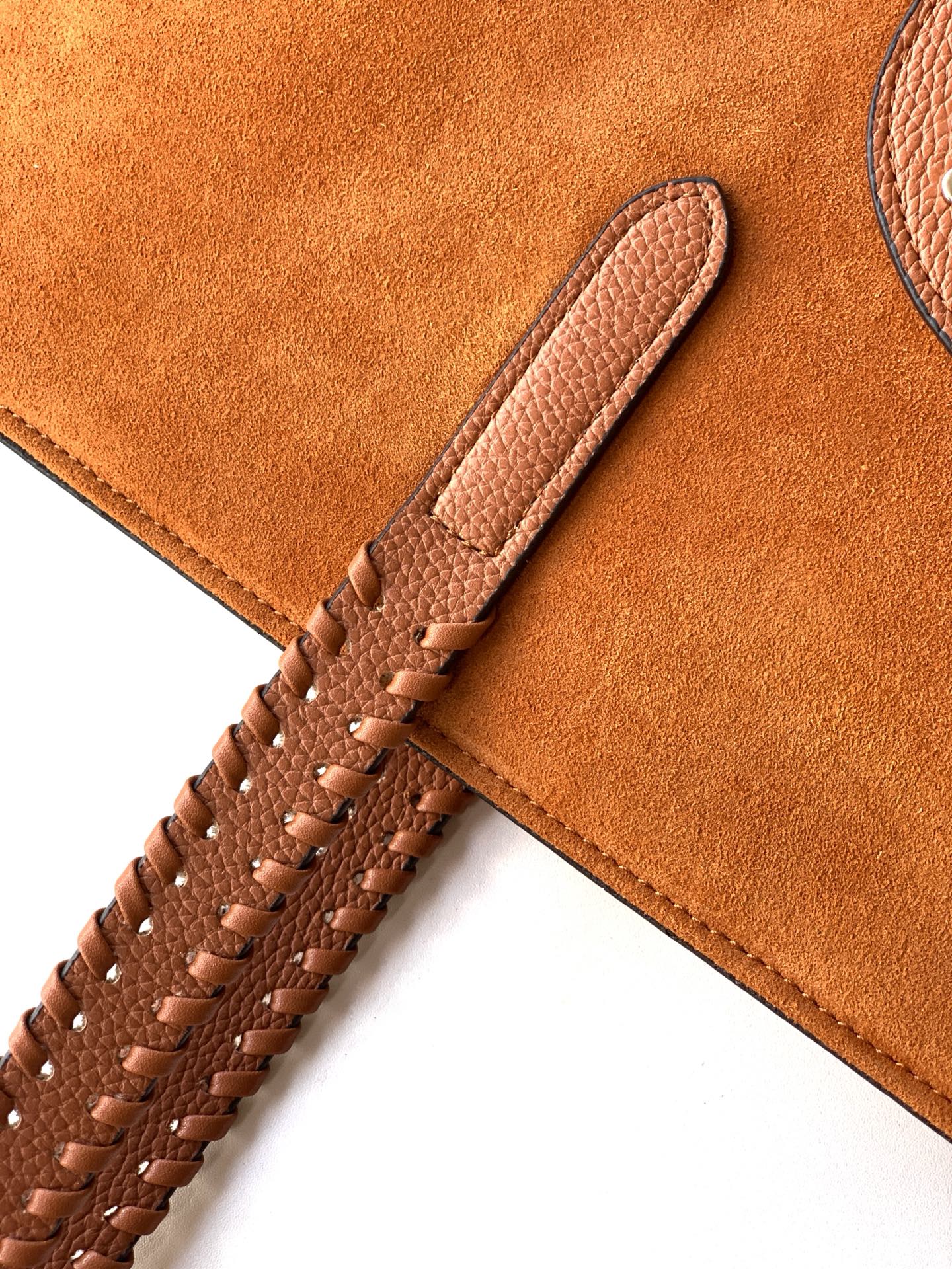 🆕🆕✨ ❣️华家 磨砂皮托特购物袋，编织手挽过肩背带，标志性新V型五金扣配饰。 - 可肩背亦可手提 - 