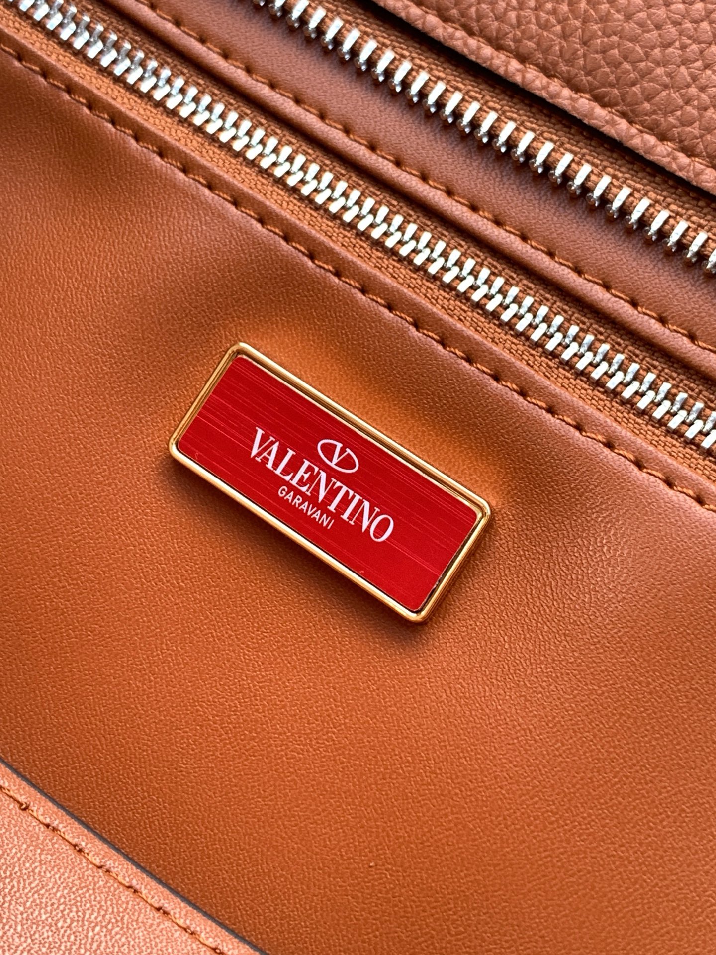 🆕🆕✨ ❣️华家 磨砂皮托特购物袋，编织手挽过肩背带，标志性新V型五金扣配饰。 - 可肩背亦可手提 - 