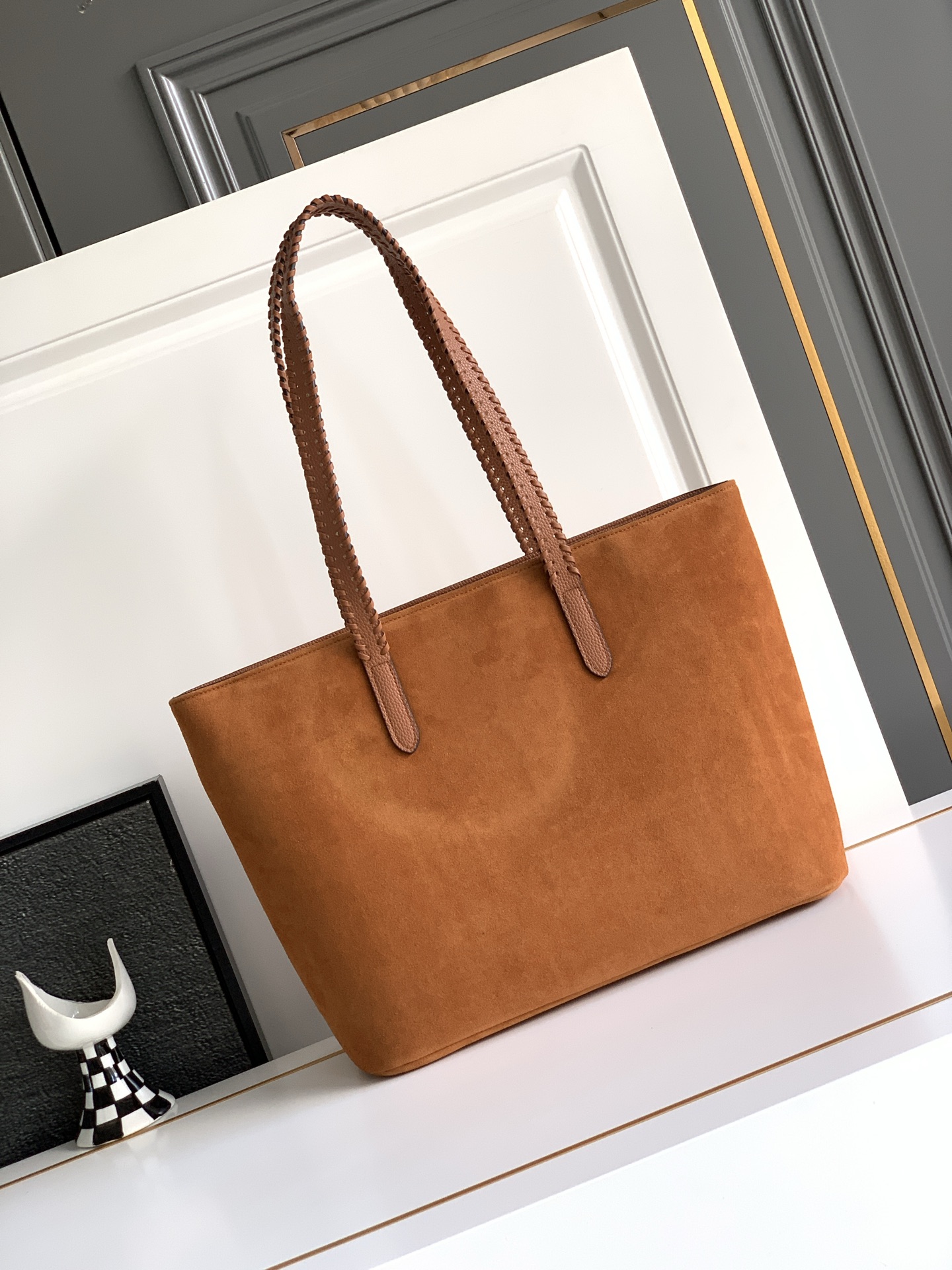 🆕🆕✨ ❣️华家 磨砂皮托特购物袋，编织手挽过肩背带，标志性新V型五金扣配饰。 - 可肩背亦可手提 - 