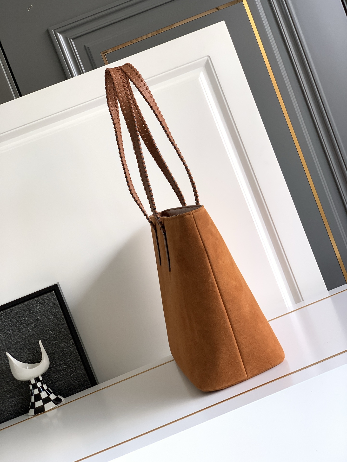 🆕🆕✨ ❣️华家 磨砂皮托特购物袋，编织手挽过肩背带，标志性新V型五金扣配饰。 - 可肩背亦可手提 - 