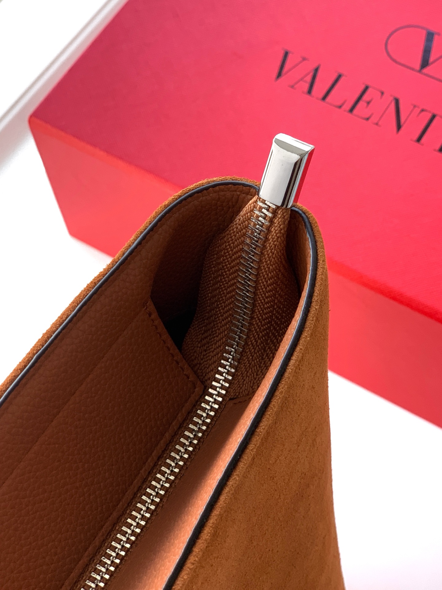 🆕🆕✨ ❣️华家 磨砂皮托特购物袋，编织手挽过肩背带，标志性新V型五金扣配饰。 - 可肩背亦可手提 - 